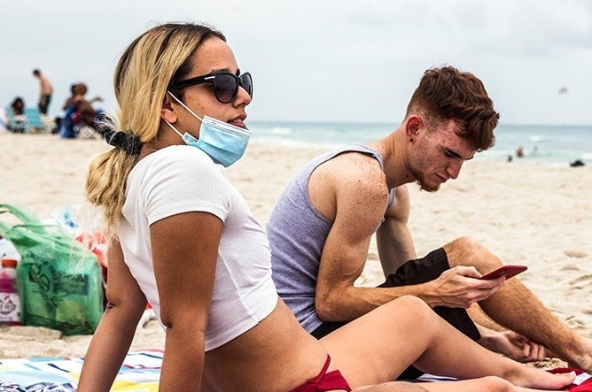 Ca nhiem Covid-19 tang, nguoi My trut gian len ai chua tiem vaccine hinh anh