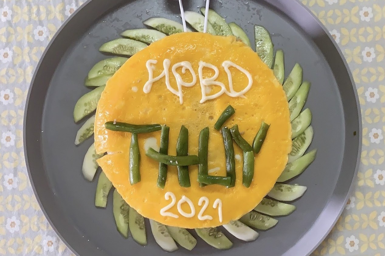 'Banh sinh nhat' sang tao tu com, thit, trung khi o nha chong dich hinh anh