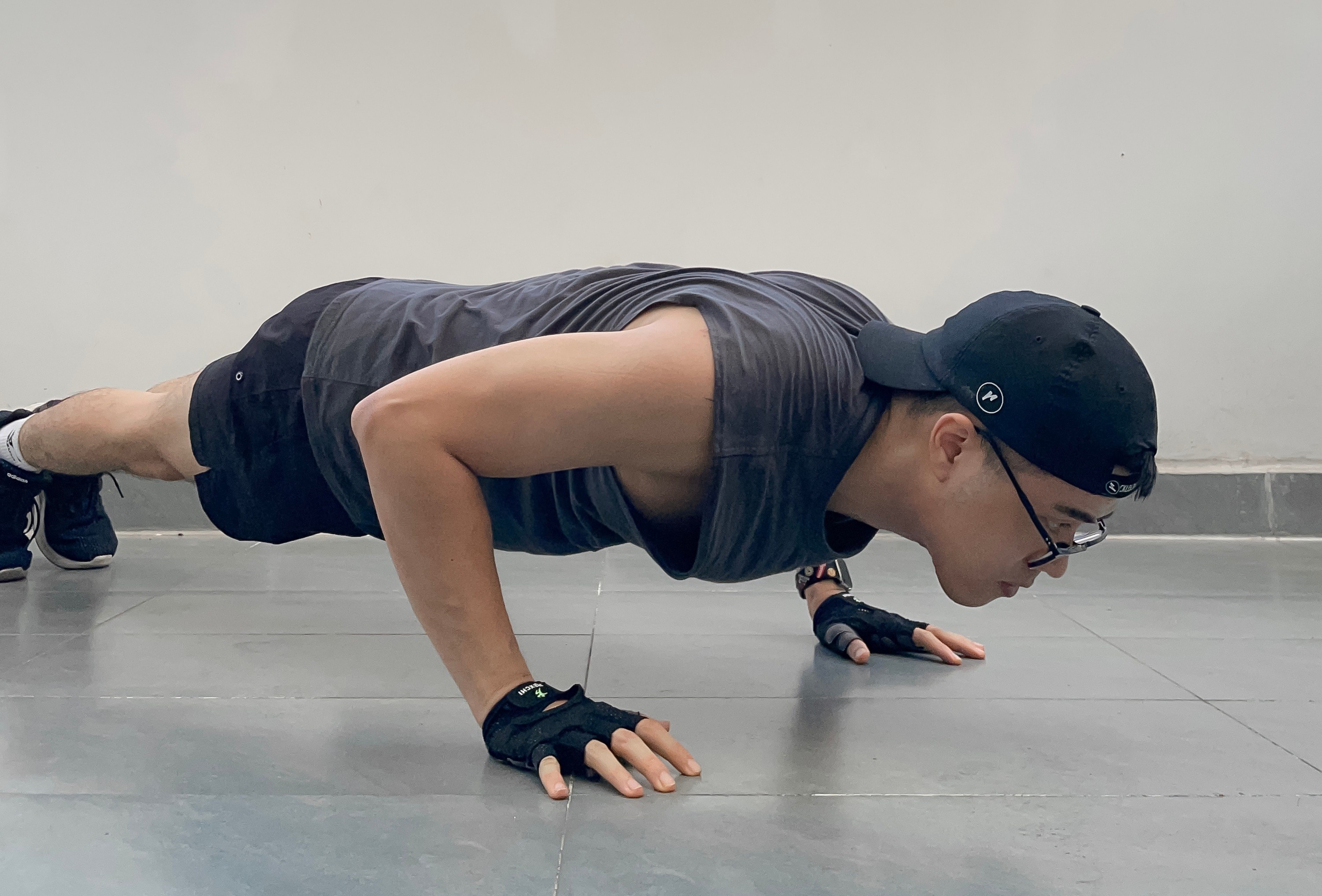 gioi tre tap gym giam can khi o nha anh 7