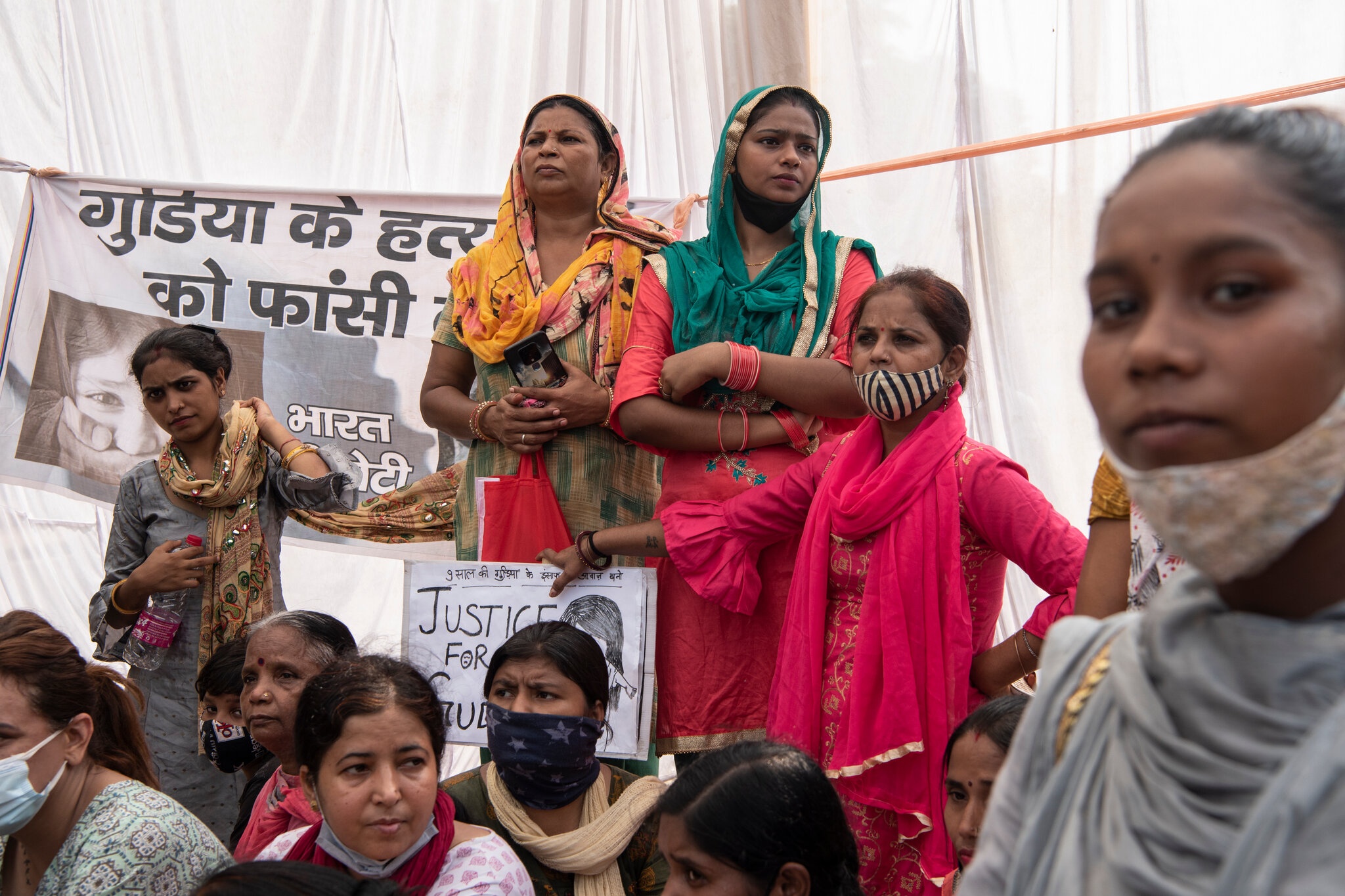 co be 9 tuoi bi cuong hiep tap the anh 1