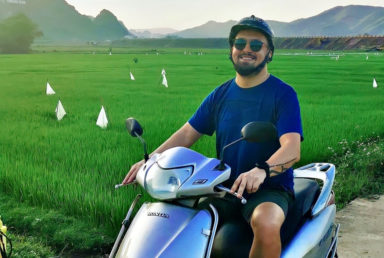 Dinh du lich vai tuan, ong Tay o lai Viet Nam 17 thang vi dich hinh anh