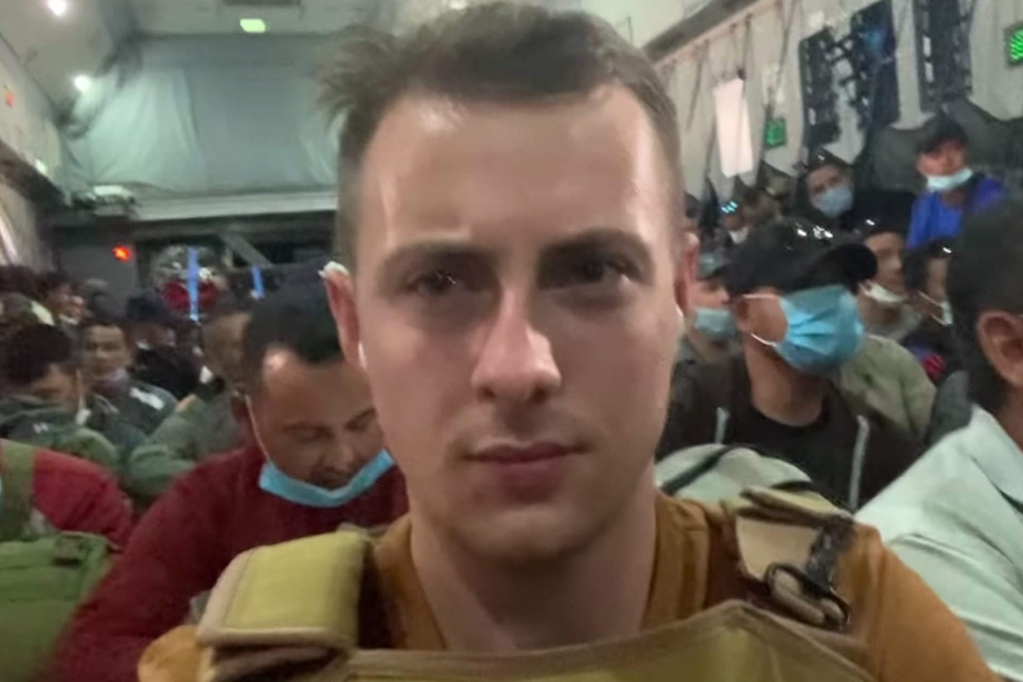 Sinh vien Anh ket o Afghanistan vi du lich mao hiem hinh anh