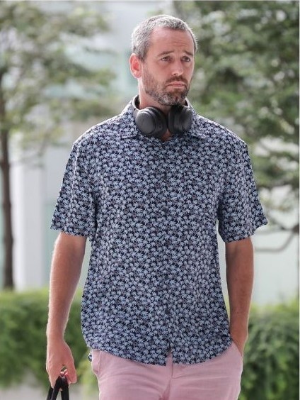 bị trục xuất vì không đeo khẩu trang ảnh 2 bi truc xuat vi khong deo khau trang anh 2