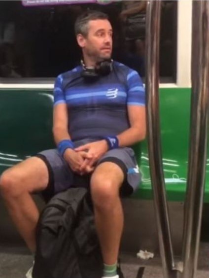 bị trục xuất vì không đeo khẩu trang ảnh 1 bi truc xuat vi khong deo khau trang anh 1