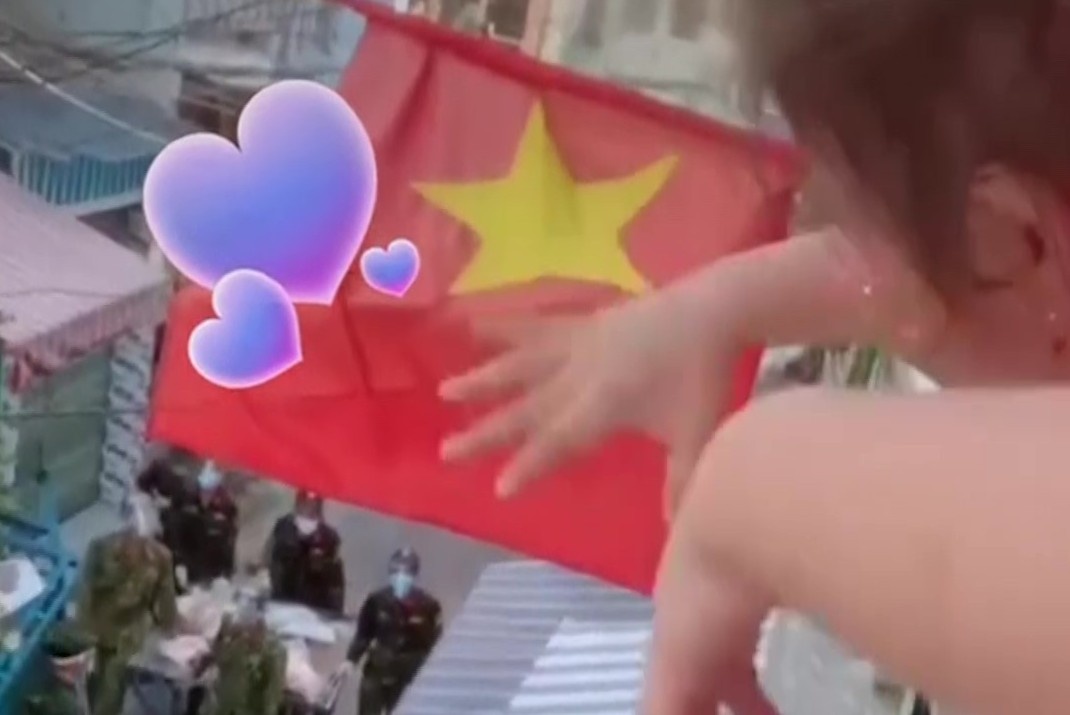 Thay nhom bo doi di phat thuc pham, be gai 4 tuoi vay tay chao hinh anh