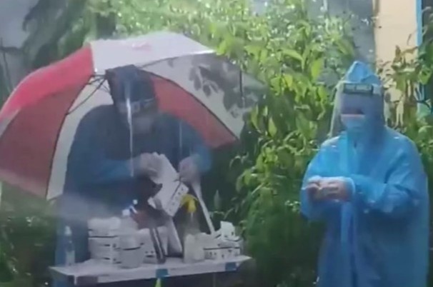 Giua con mua, nguoi dan chay ra tang o cho nhom TNV o TP.HCM hinh anh