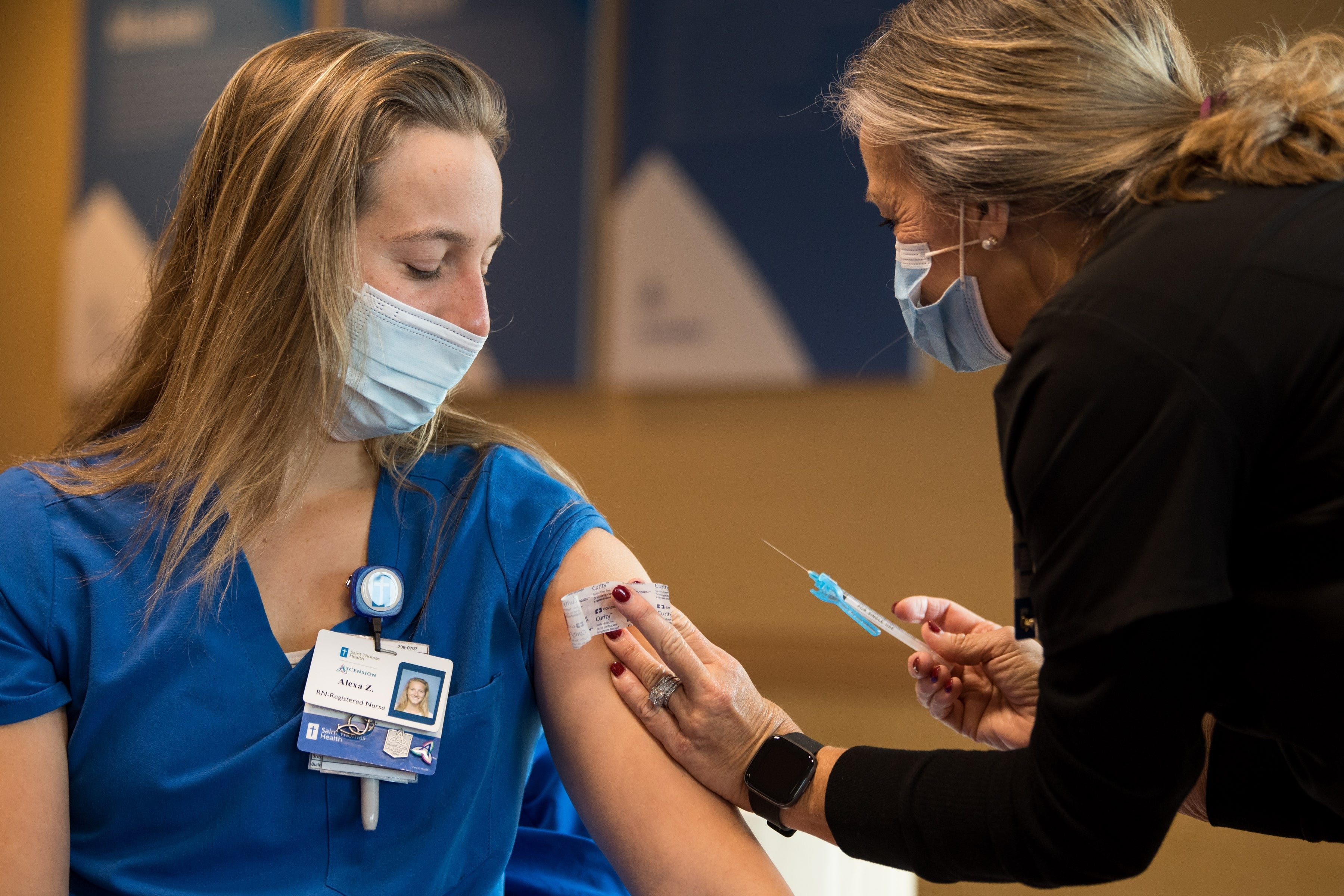 y tá không tiêm vaccine ảnh 2 y ta khong tiem vaccine anh 2
