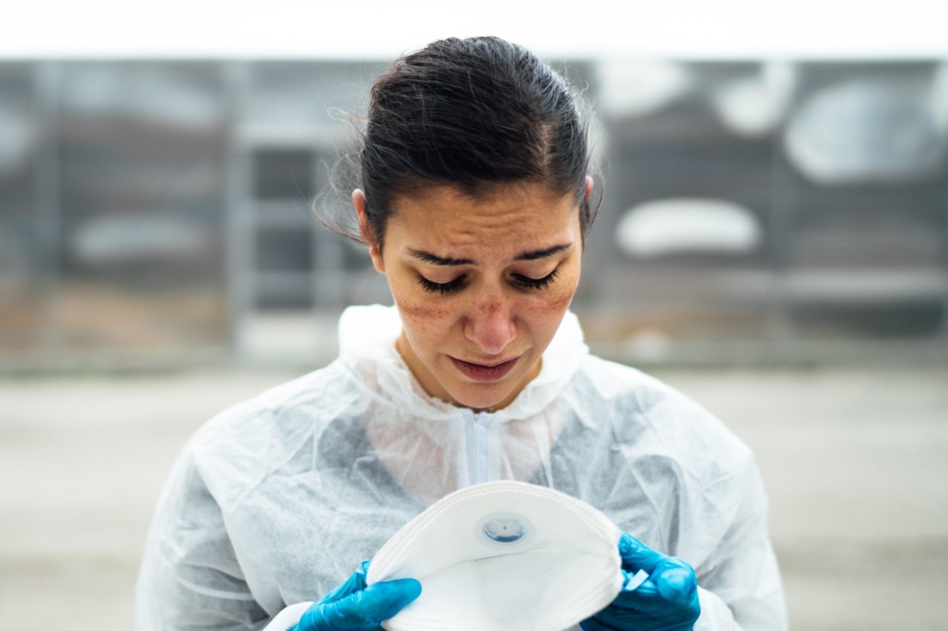 Nuoc My kho chong dich khi nhieu y ta khong tiem vaccine hinh anh