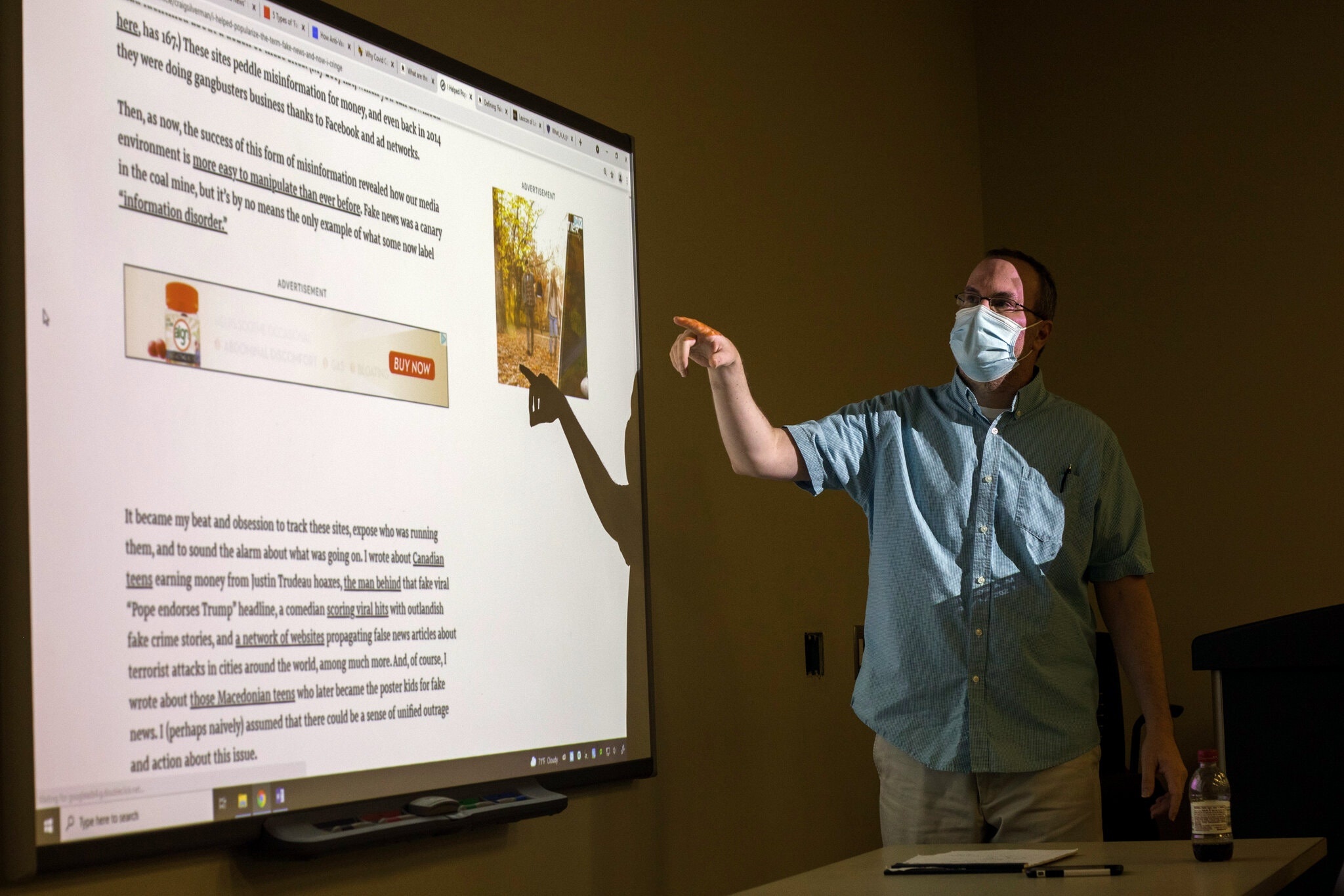 giao su My bo viec anh 1