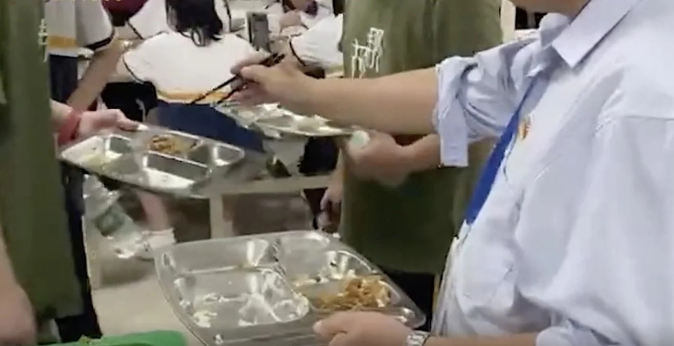 hieu truong an suat com thua cua hoc sinh anh 2