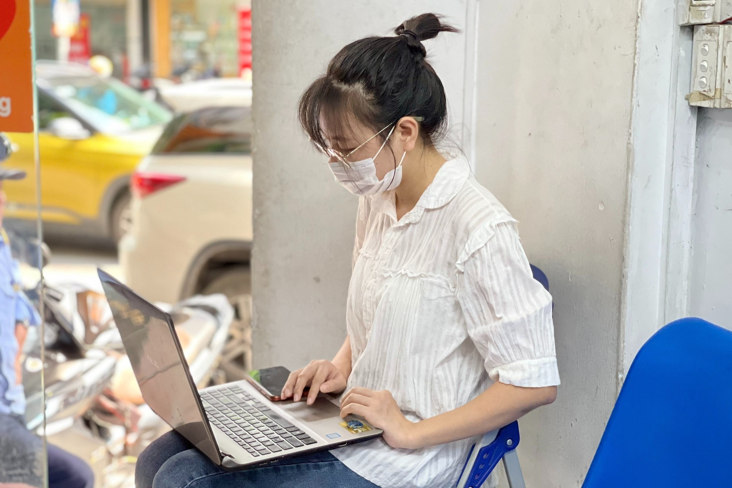 Hau gian cach, cua hang sua laptop tu choi nhan khach vi qua tai hinh anh