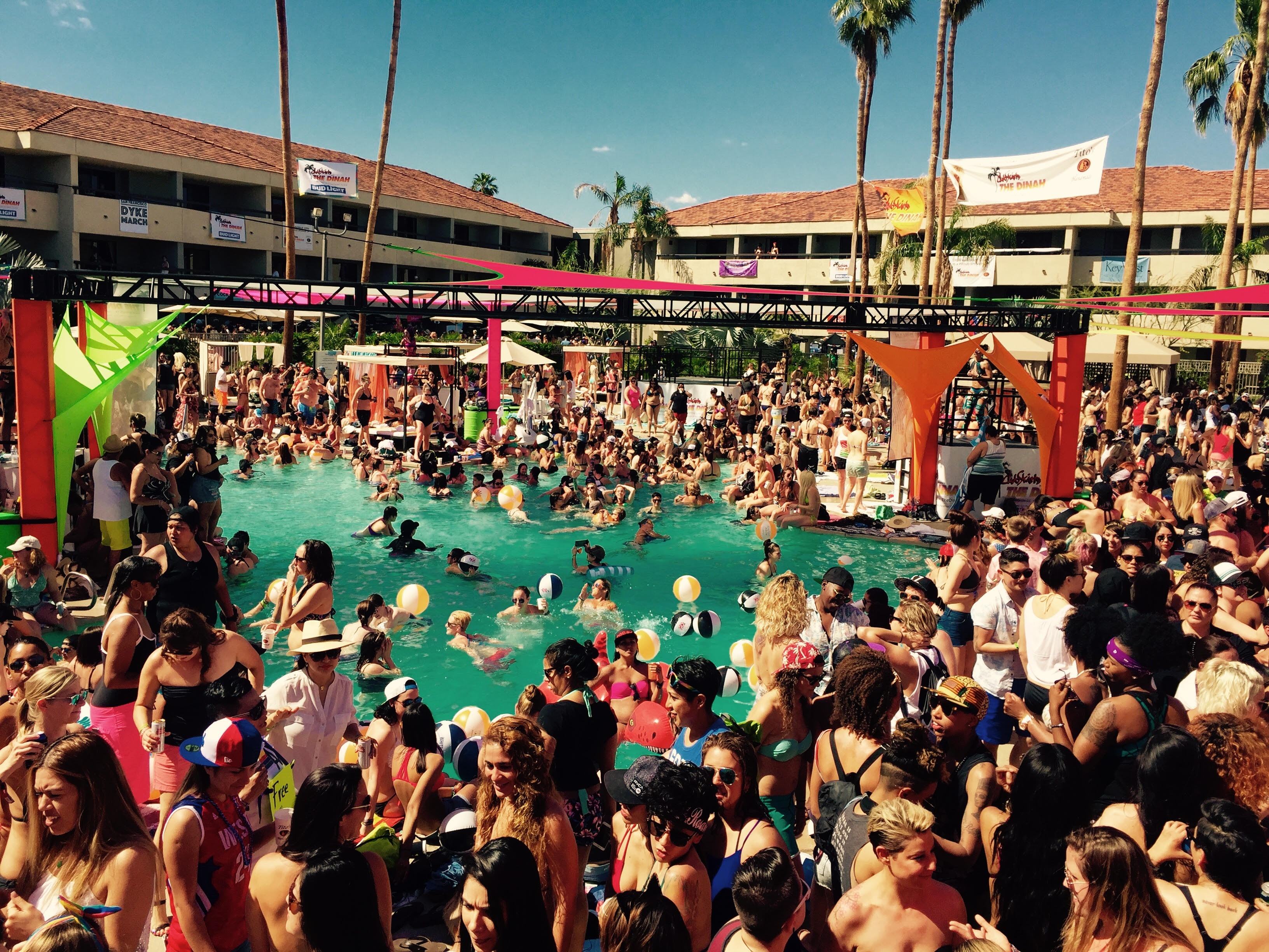 bua tiec dong tinh nu lon nhat the gioi anh 4