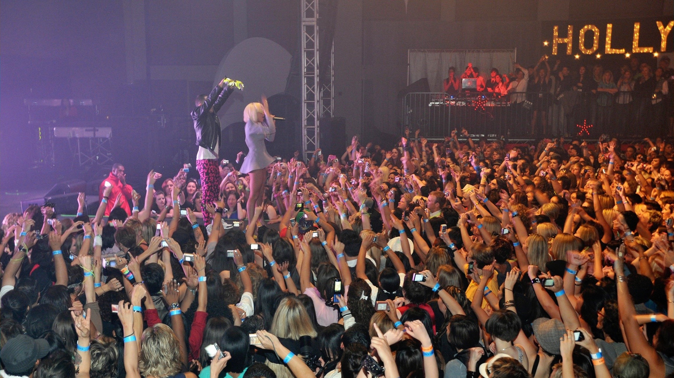 bua tiec dong tinh nu lon nhat the gioi anh 1