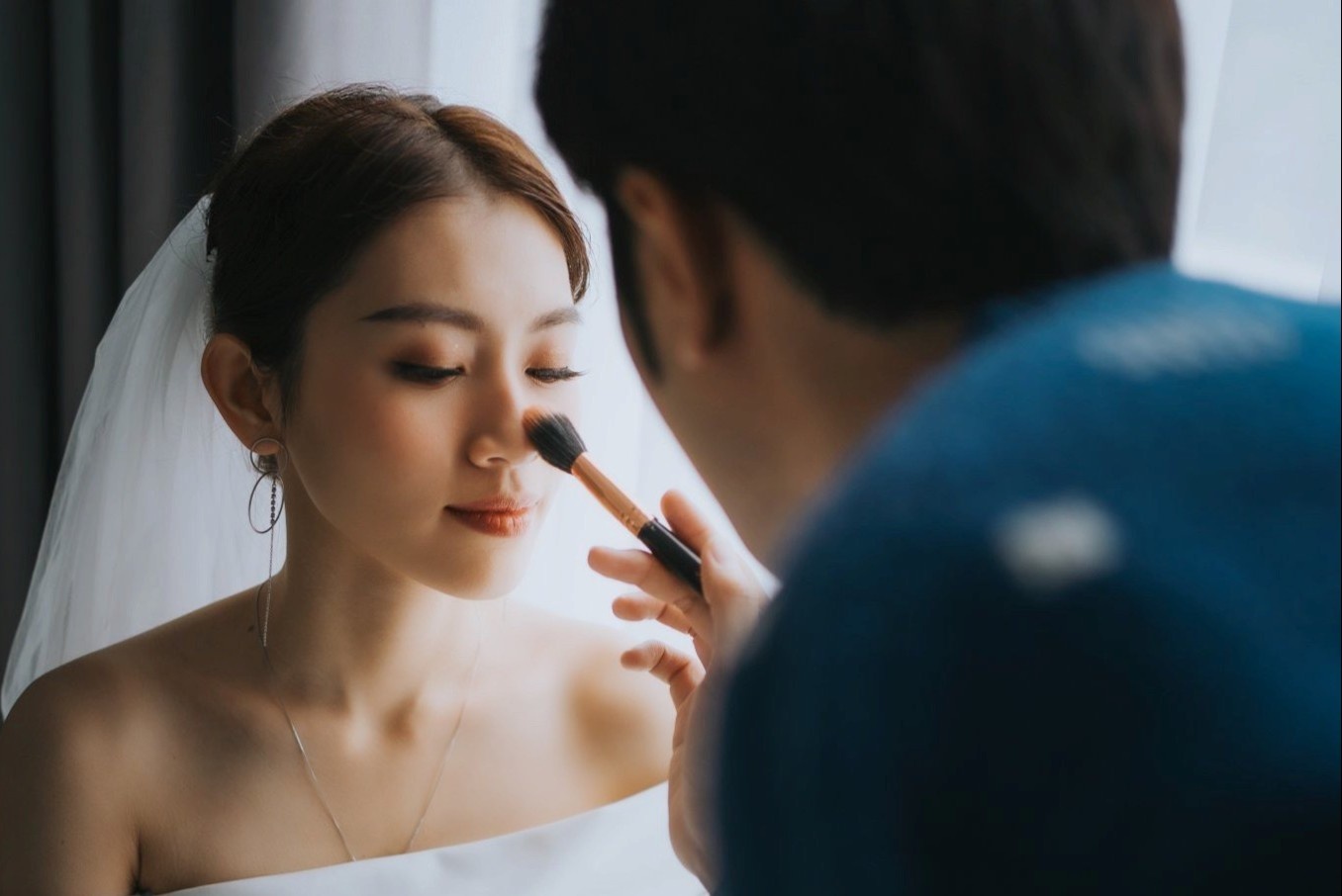 Tho trang diem tu choi nhan co dau chua tiem vaccine hinh anh