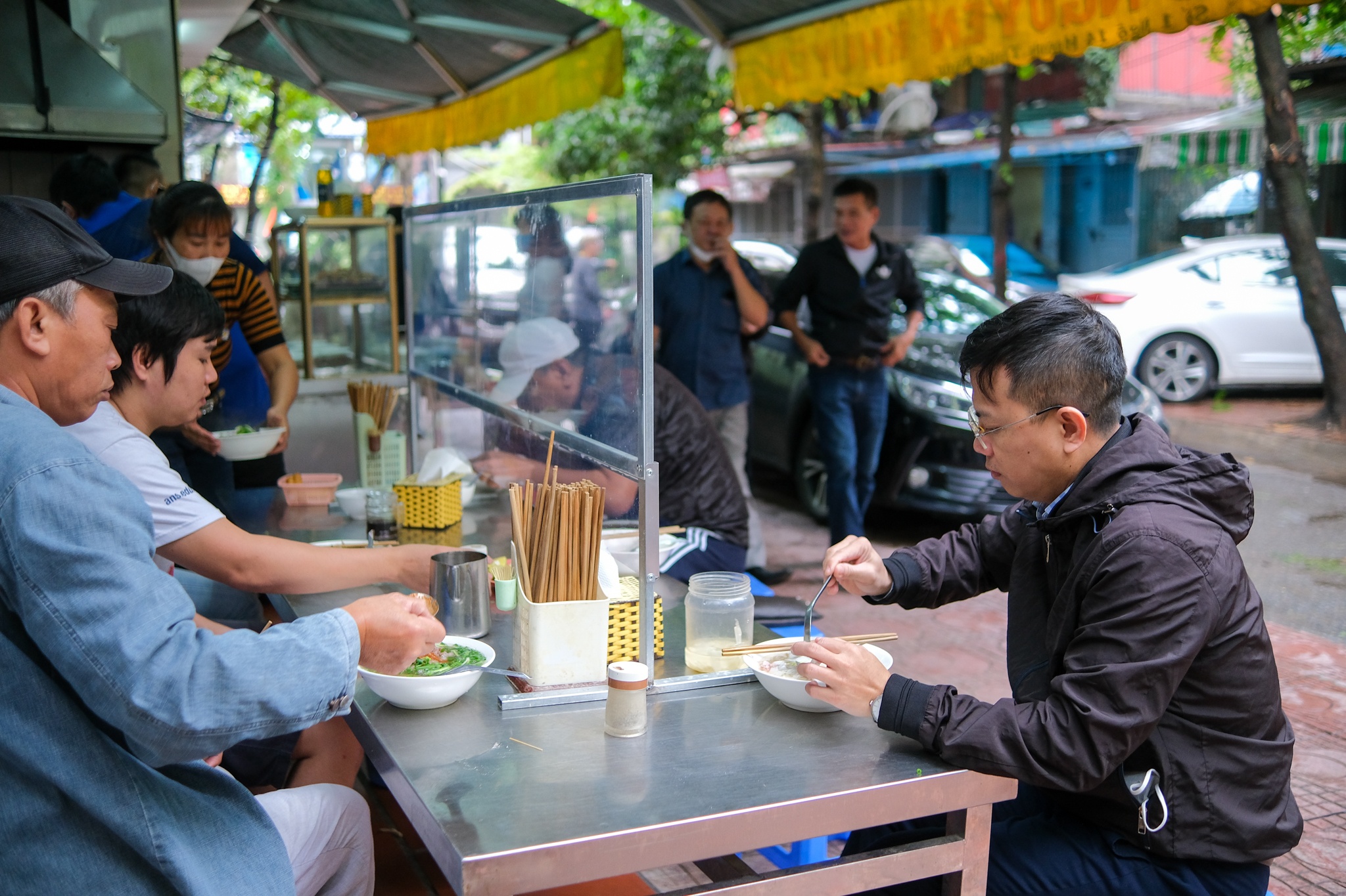 tấp nập ghé quán phở ăn sáng ảnh 2 tap nap ghe quan pho an sang anh 2