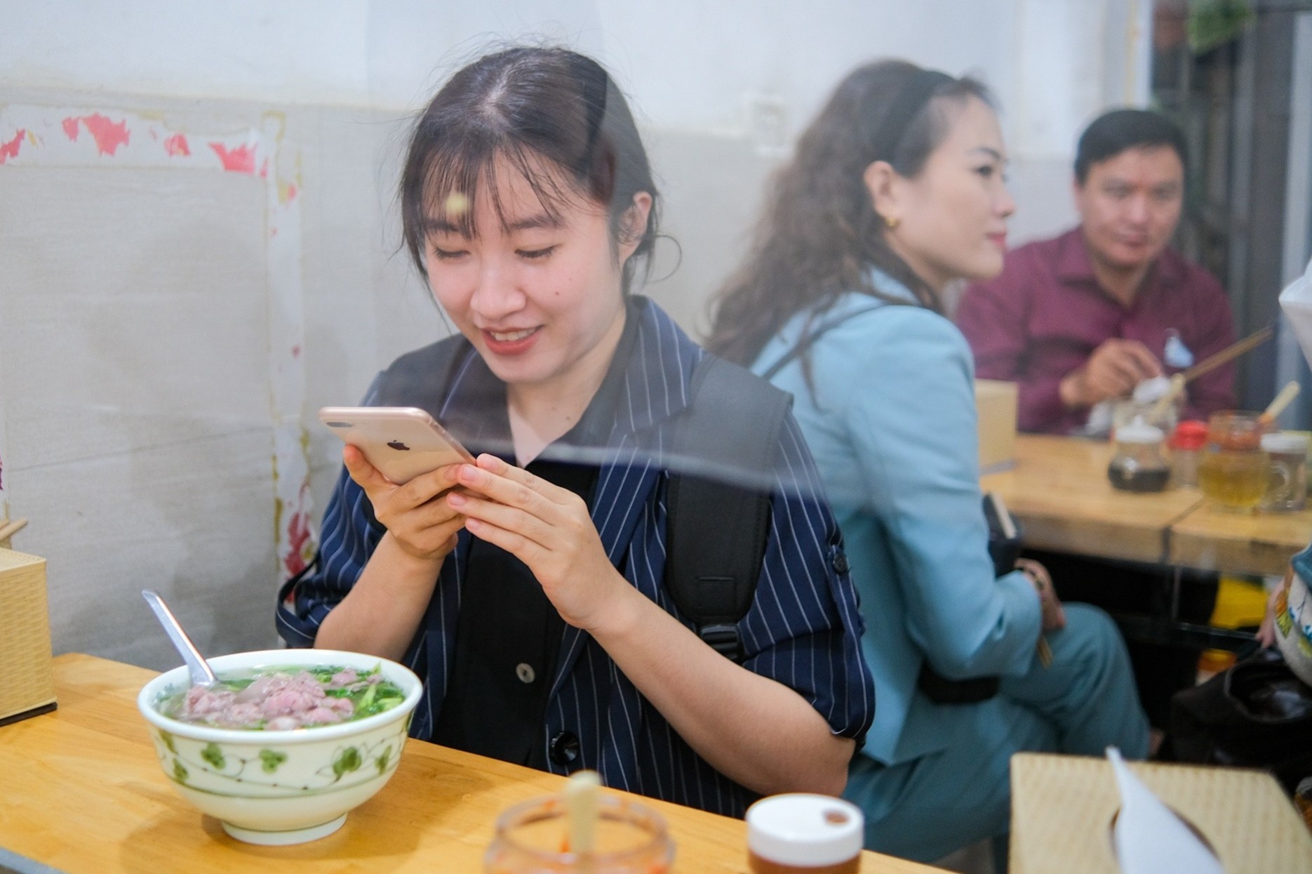 Dan van phong tap nap ghe quan pho truoc gio di lam hinh anh