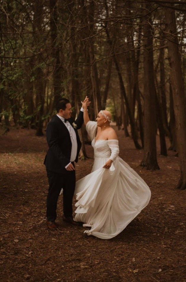 co dau khoe dau troc trong dam cuoi anh 4