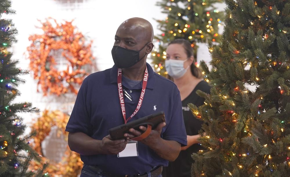 giu chan nhan vien hau Covid-19 anh 3