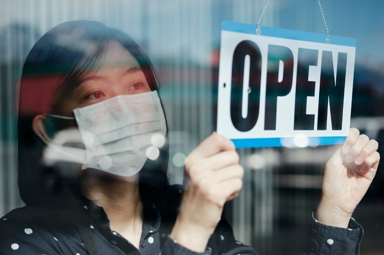 Tang luong, doi lich lam de giu chan nhan vien hau Covid-19 hinh anh