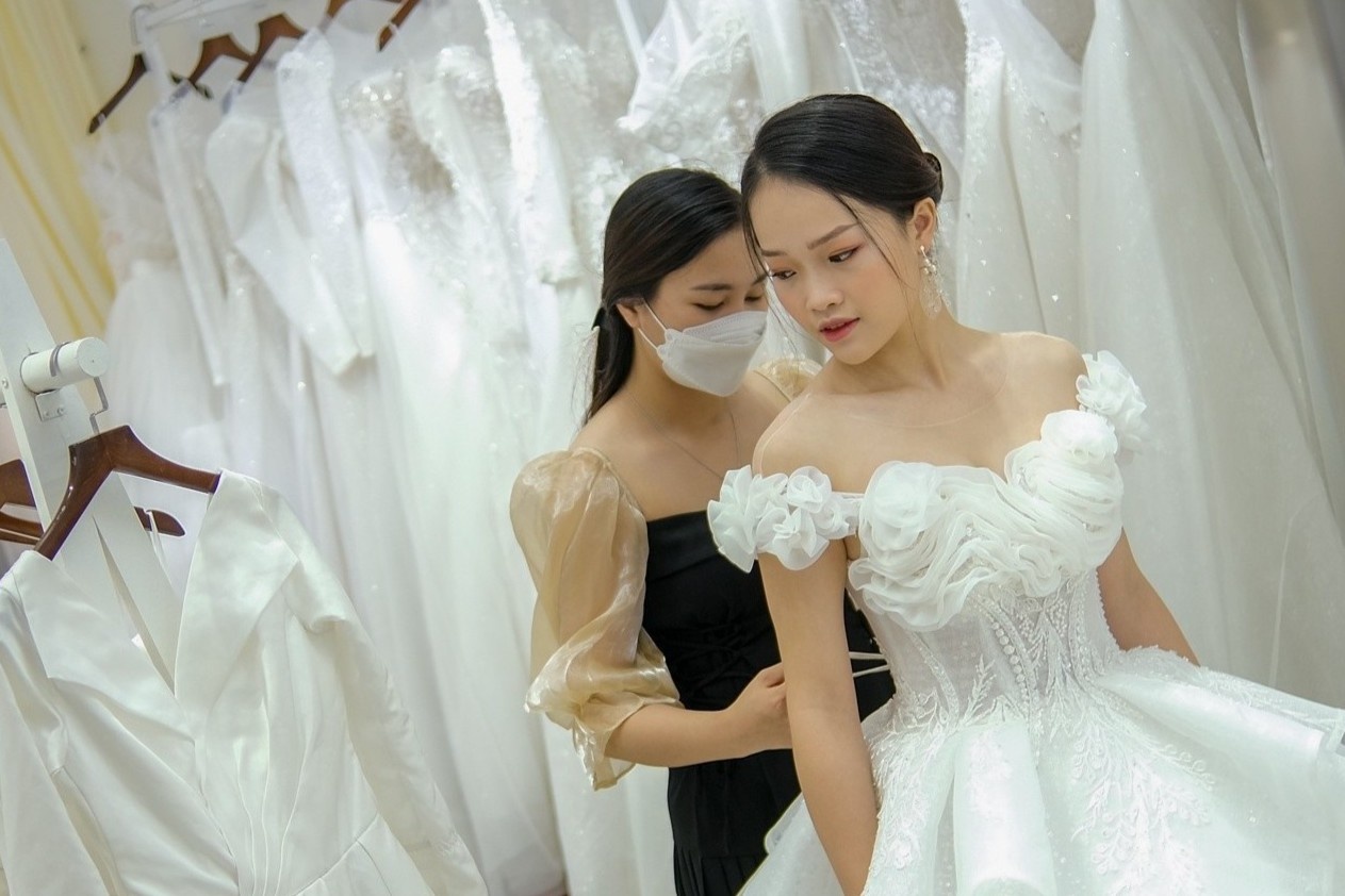 Co dau chu re chup anh truoc, lo ngay lam dam cuoi sau hinh anh