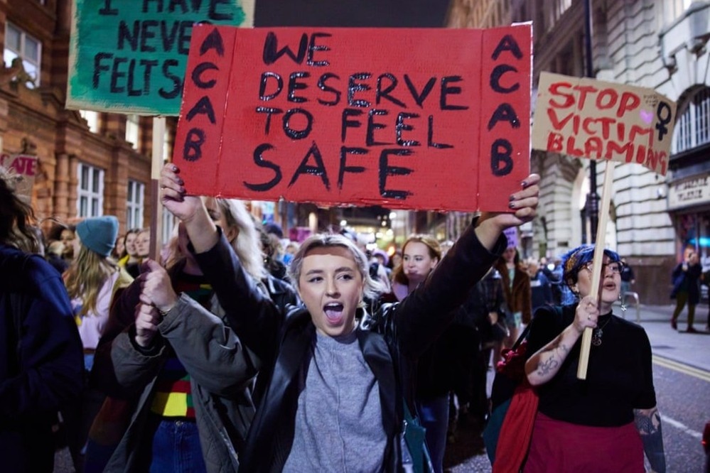 Nhieu co gai Anh bi dam kim tiem chua ma tuy tai quan bar hinh anh