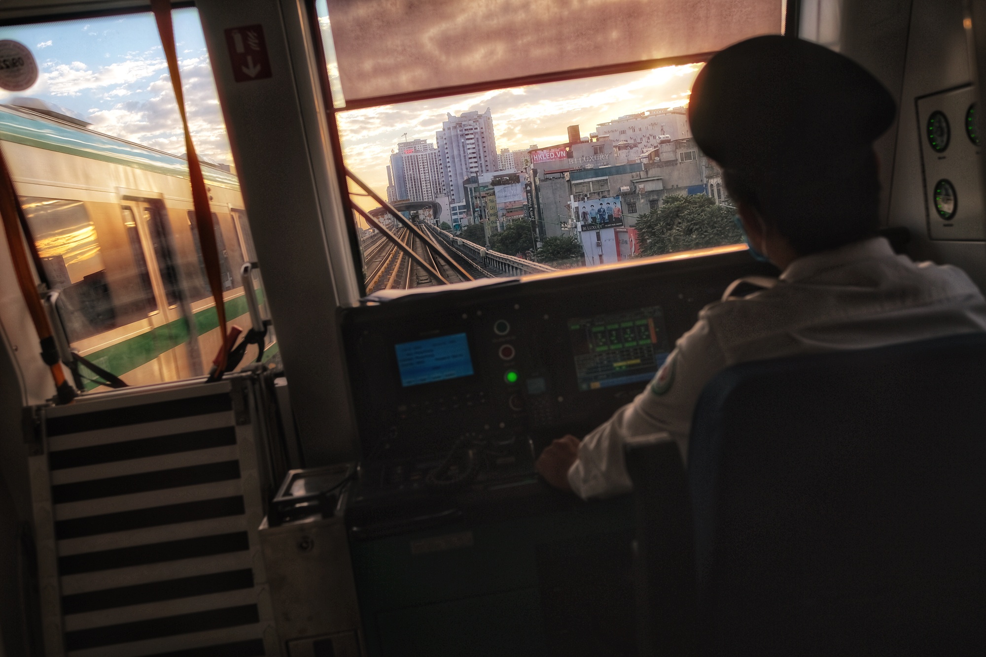 nhan vien lai tau Cat Linh - Ha Dong anh 8