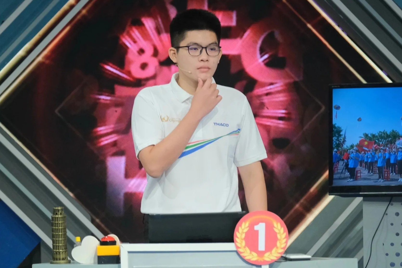 MC dang doc do cau hoi, tan vo dich Olympia da doan ra tu khoa hinh anh