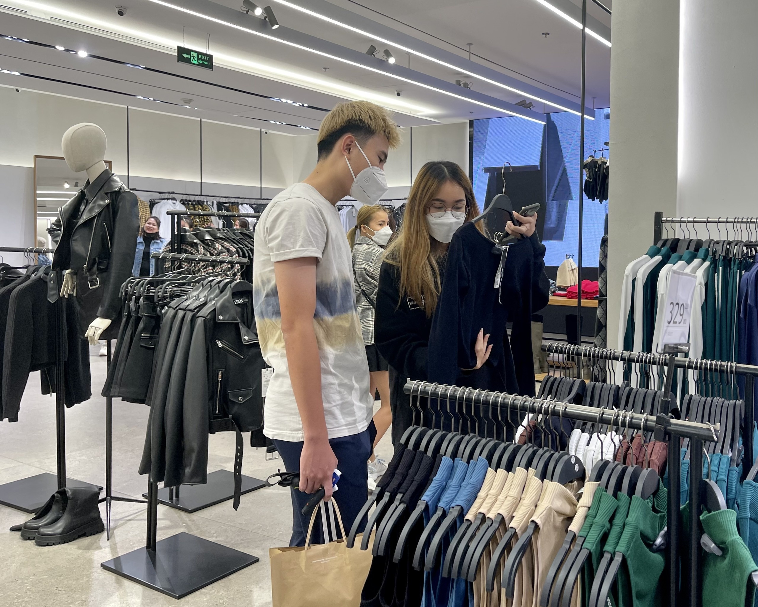 Black Friday khong con chen chuc xep hang anh 6