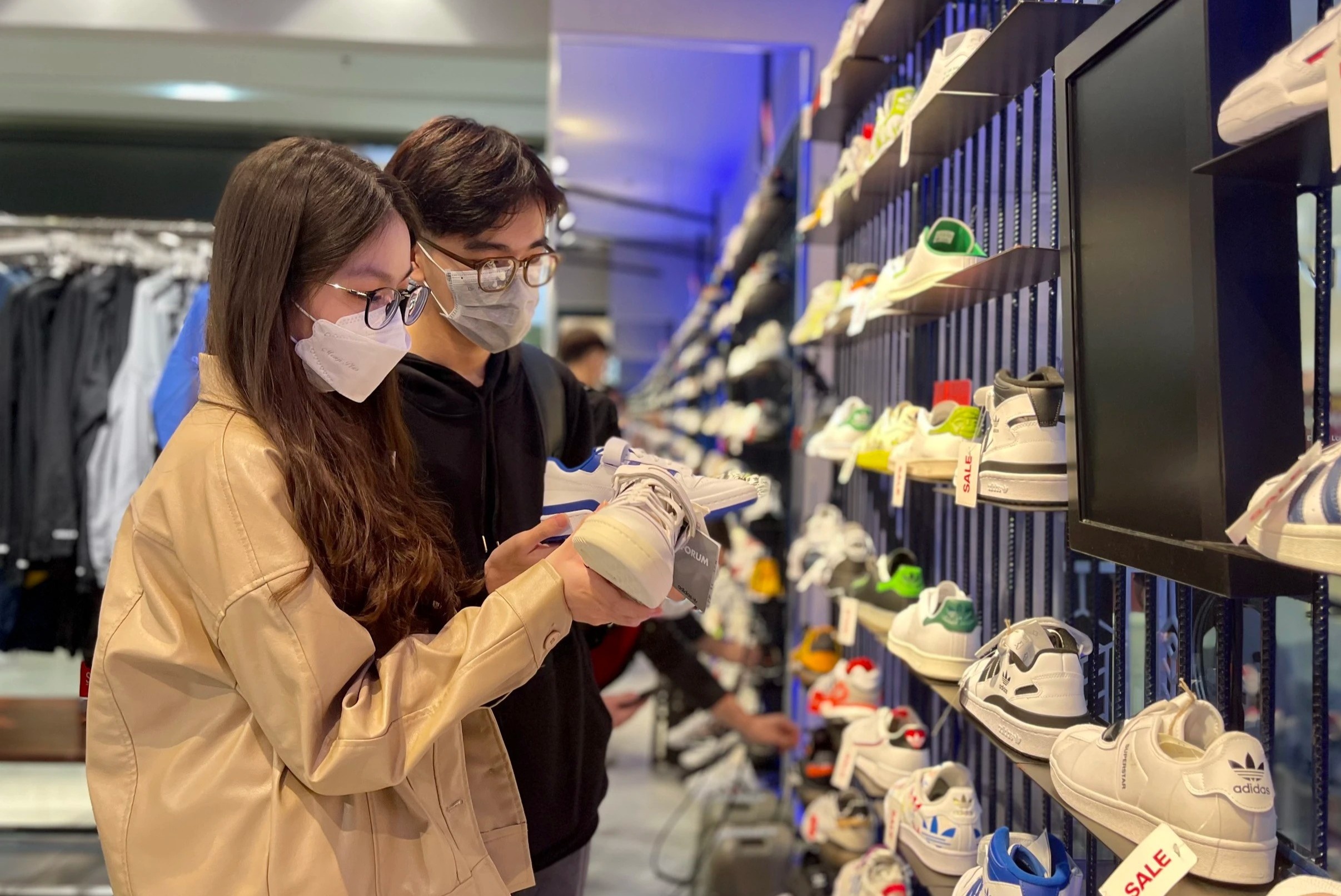 Black Friday khong con chen chuc, xep hang tu som hinh anh