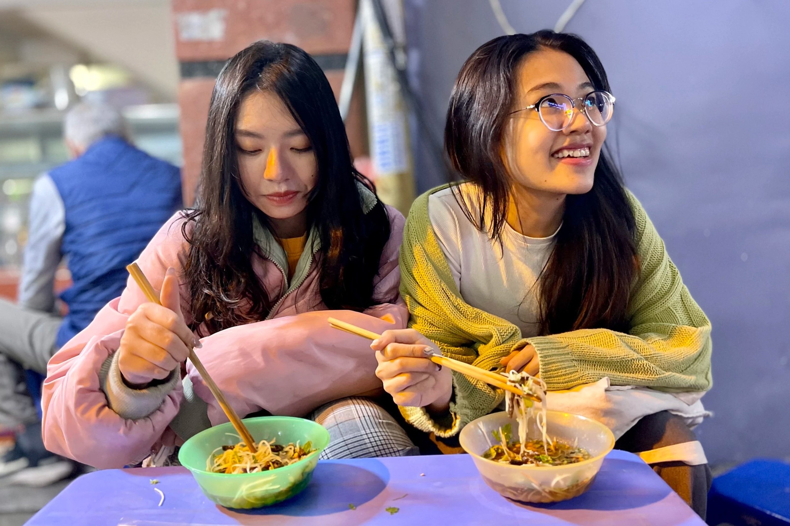 Nhieu hang quan dung nhan khach, don dep tu 20h30 hinh anh