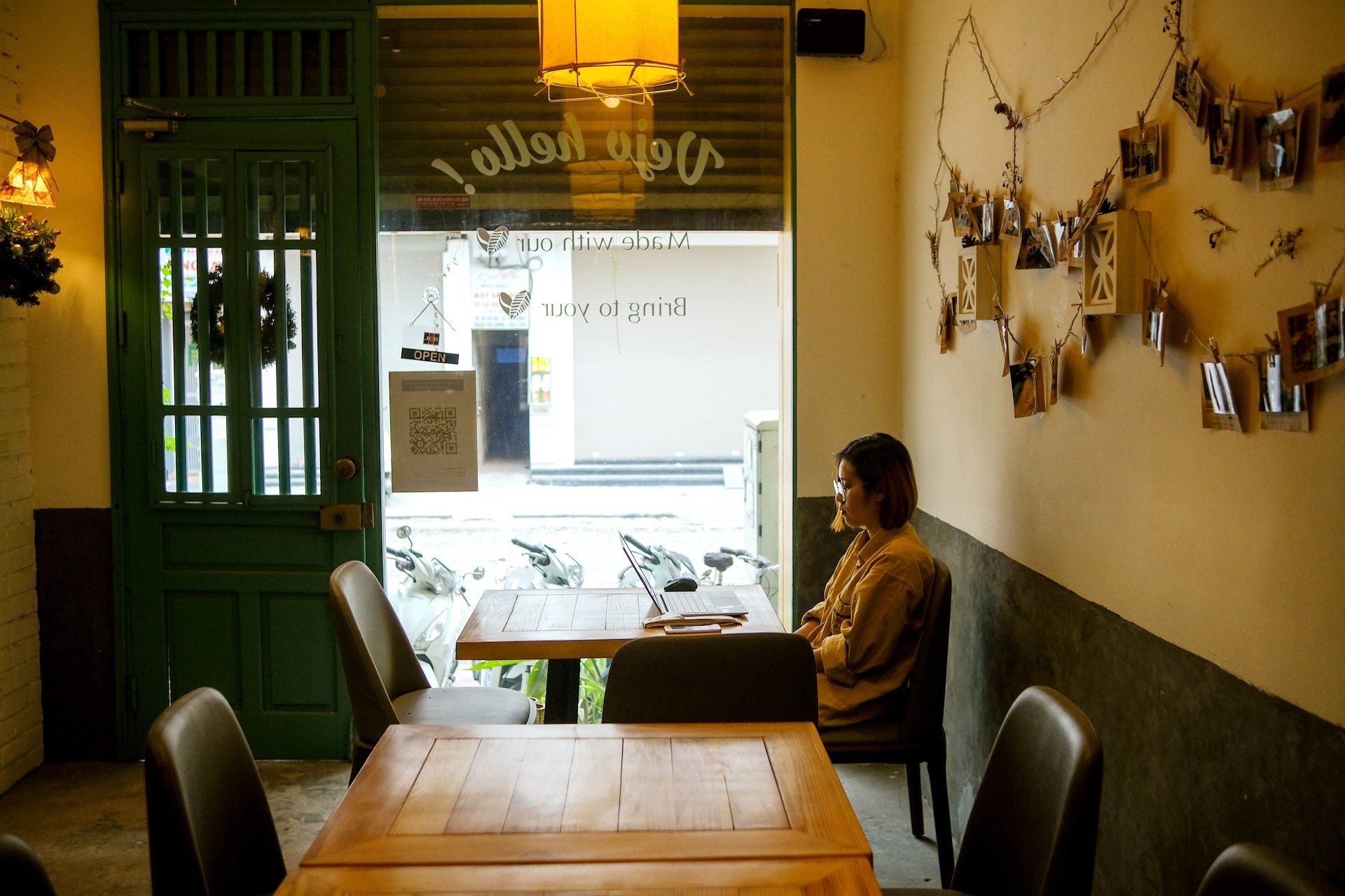 Chi cach nhau 7 m, quan ban tai cho, quan mua mang ve hinh anh