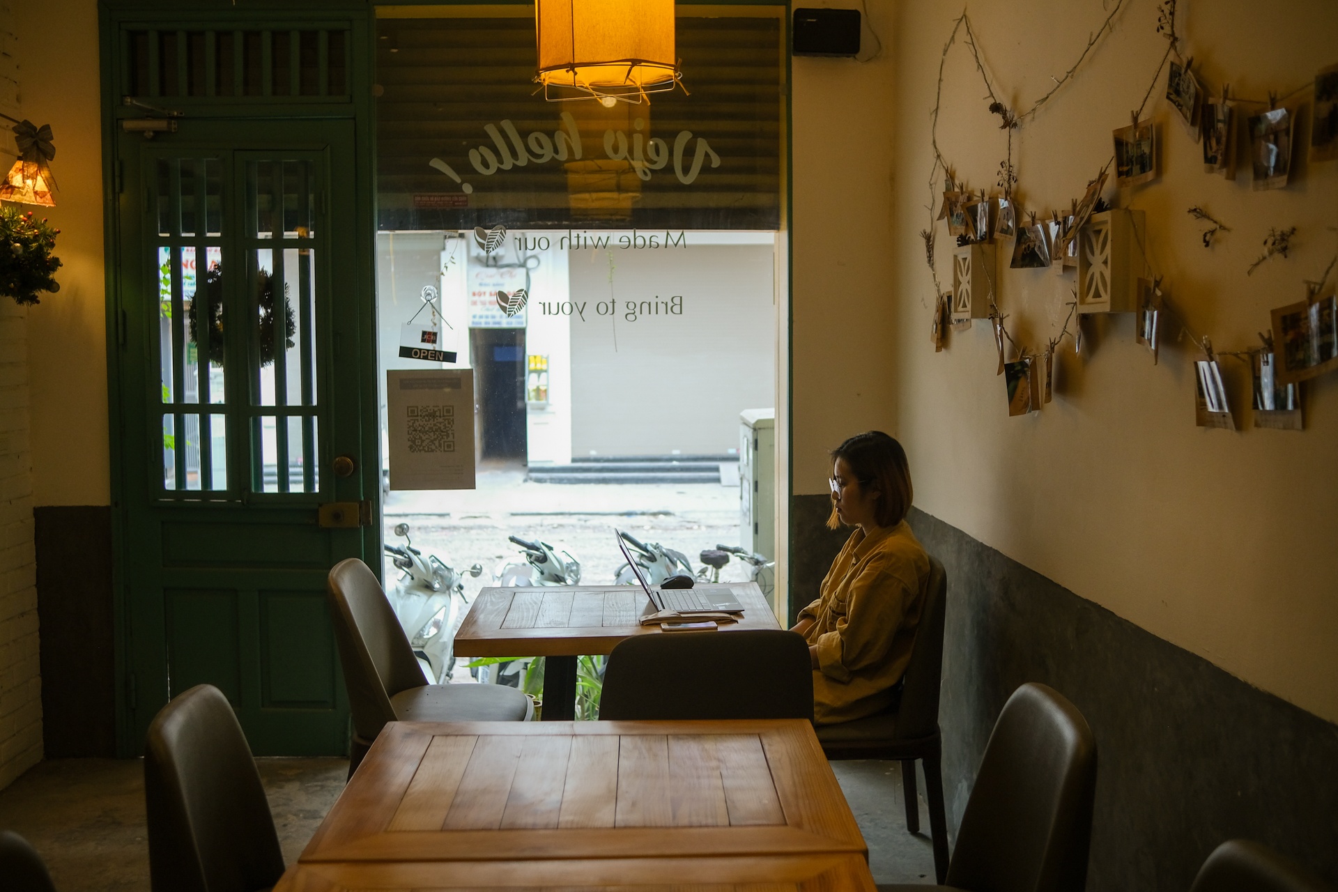 dong cua quan du ban mang ve anh 1