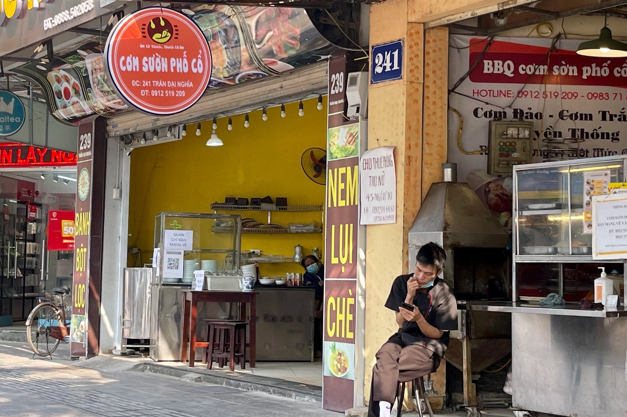 Hang quan moi mo lai 2 thang lai tiep tuc dong cua hinh anh