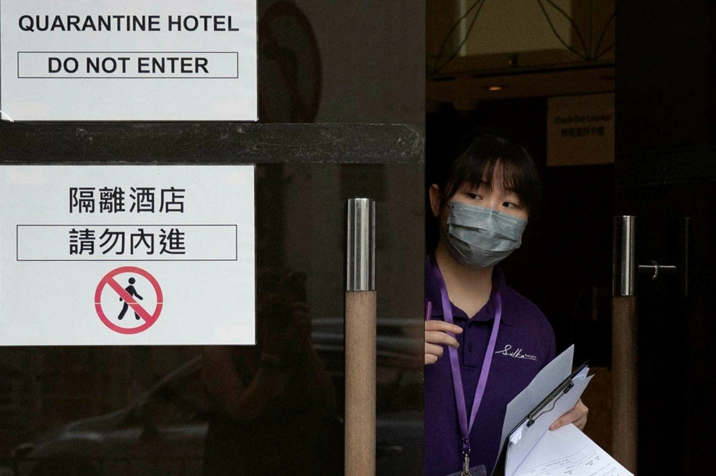 Hong Kong chay mau chat xam vi chinh sach 'Zero Covid-19' hinh anh