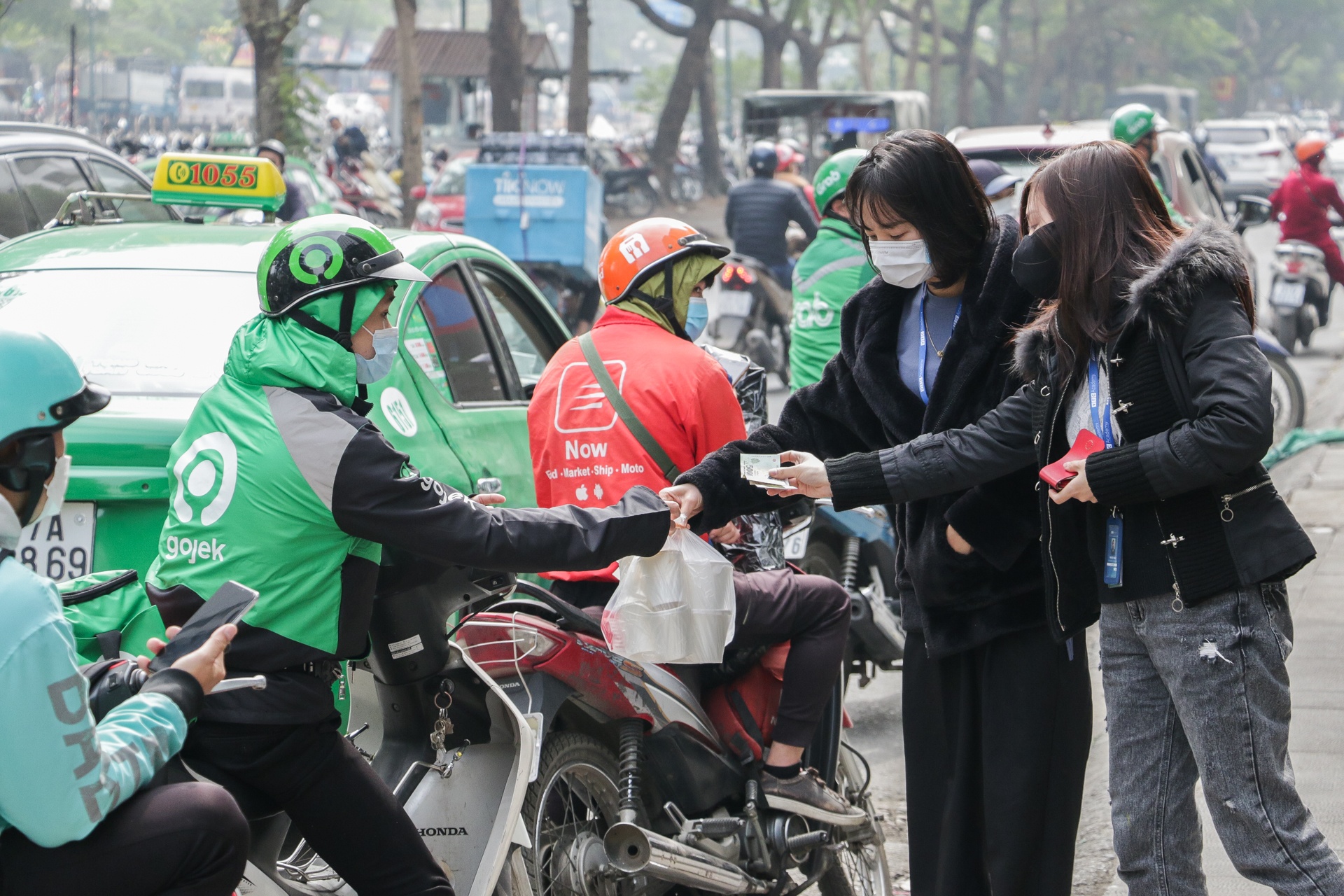 dân văn phòng Hà Nội tìm shipper giao đồ ăn trưa ảnh 1 dan van phong Ha Noi tim shipper giao do an trua anh 1
