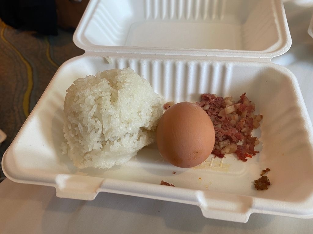 bua an cach ly thieu thon tren du thuyen hang sang o My anh 1