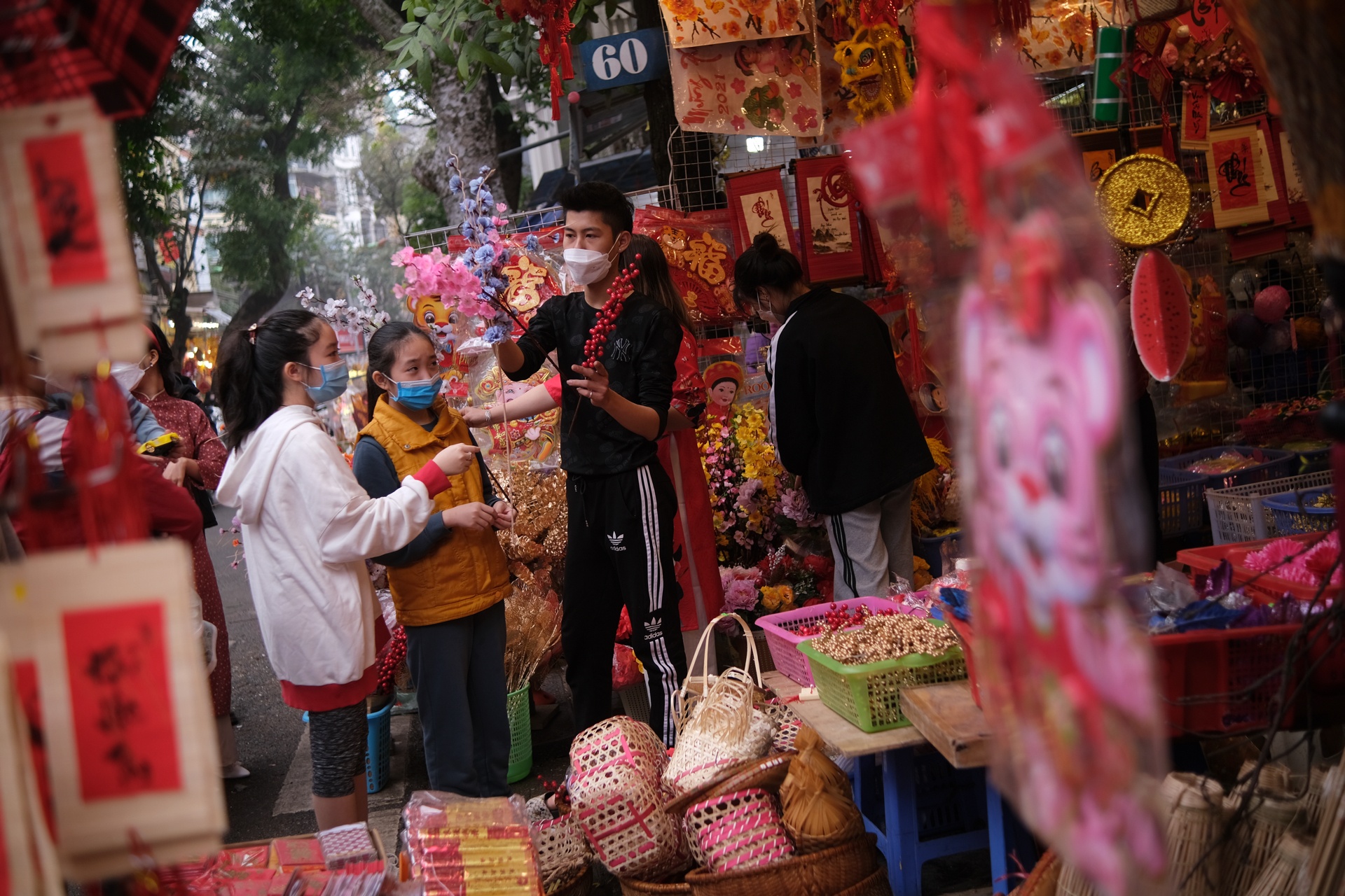 Hang Ma tap nap nguoi check-in,  mua sam Tet anh 7