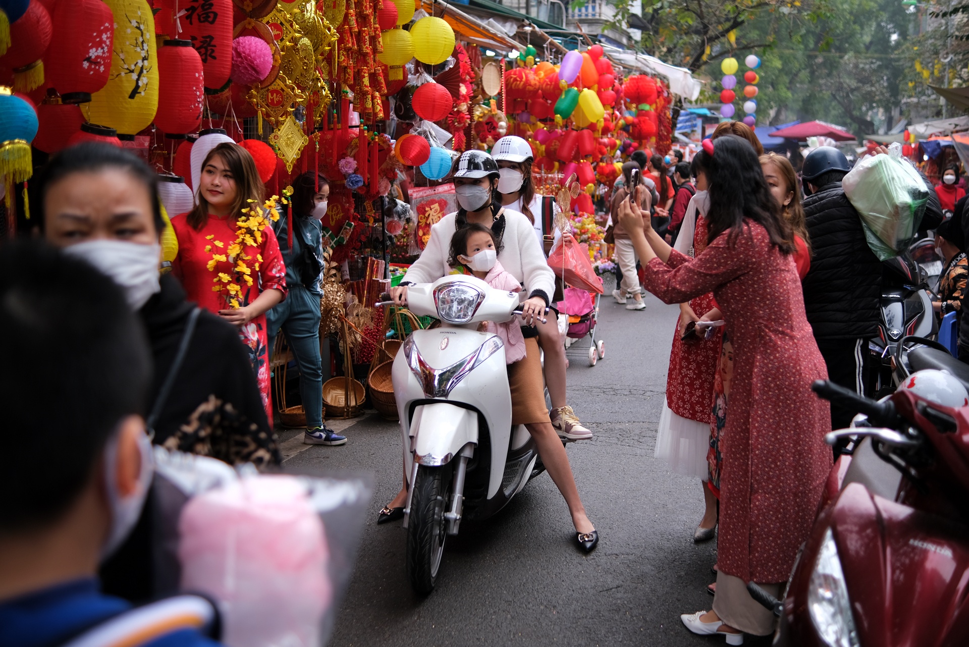 Hang Ma tap nap nguoi check-in,  mua sam Tet anh 2