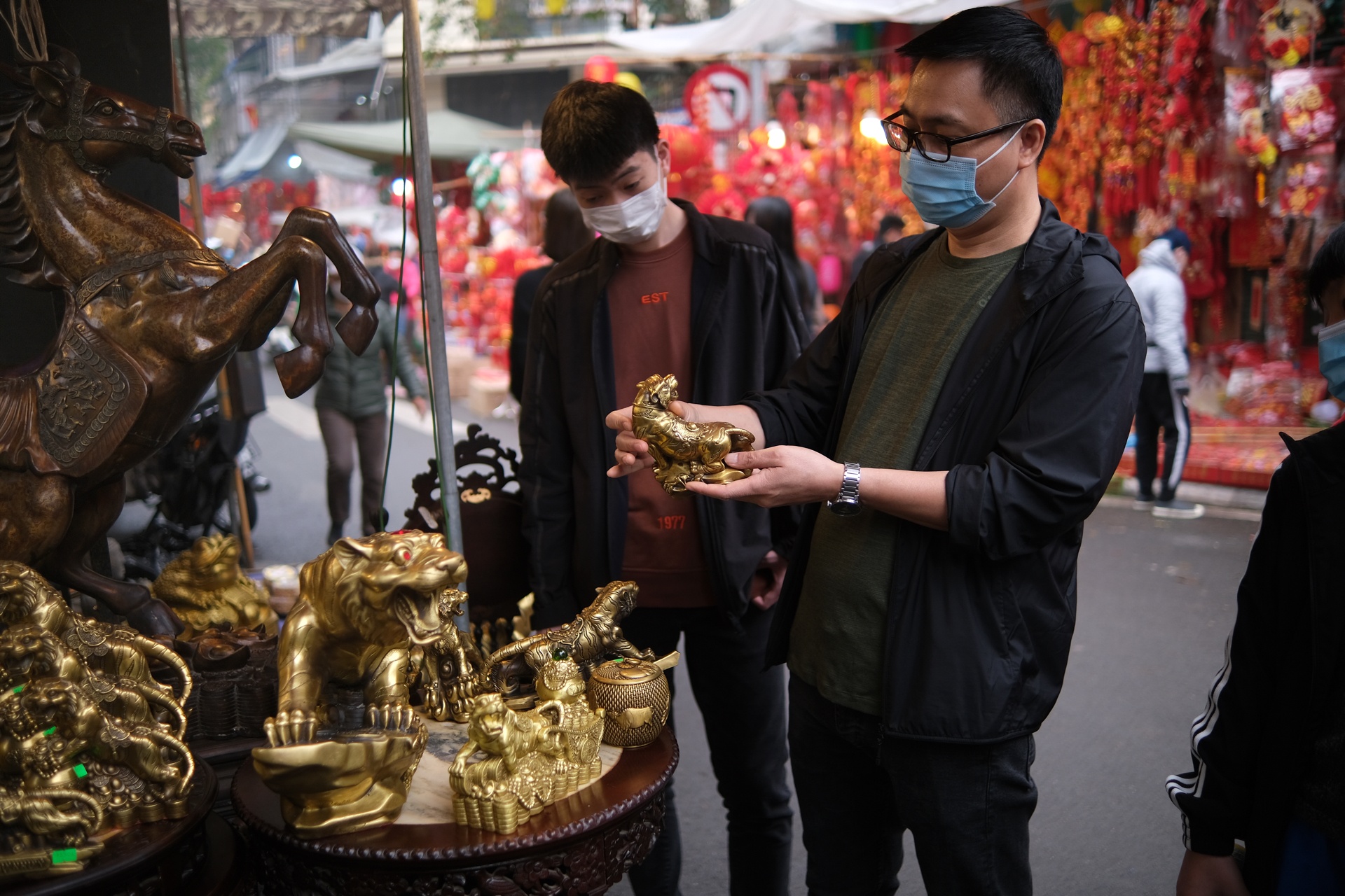 Hang Ma tap nap nguoi check-in,  mua sam Tet anh 8