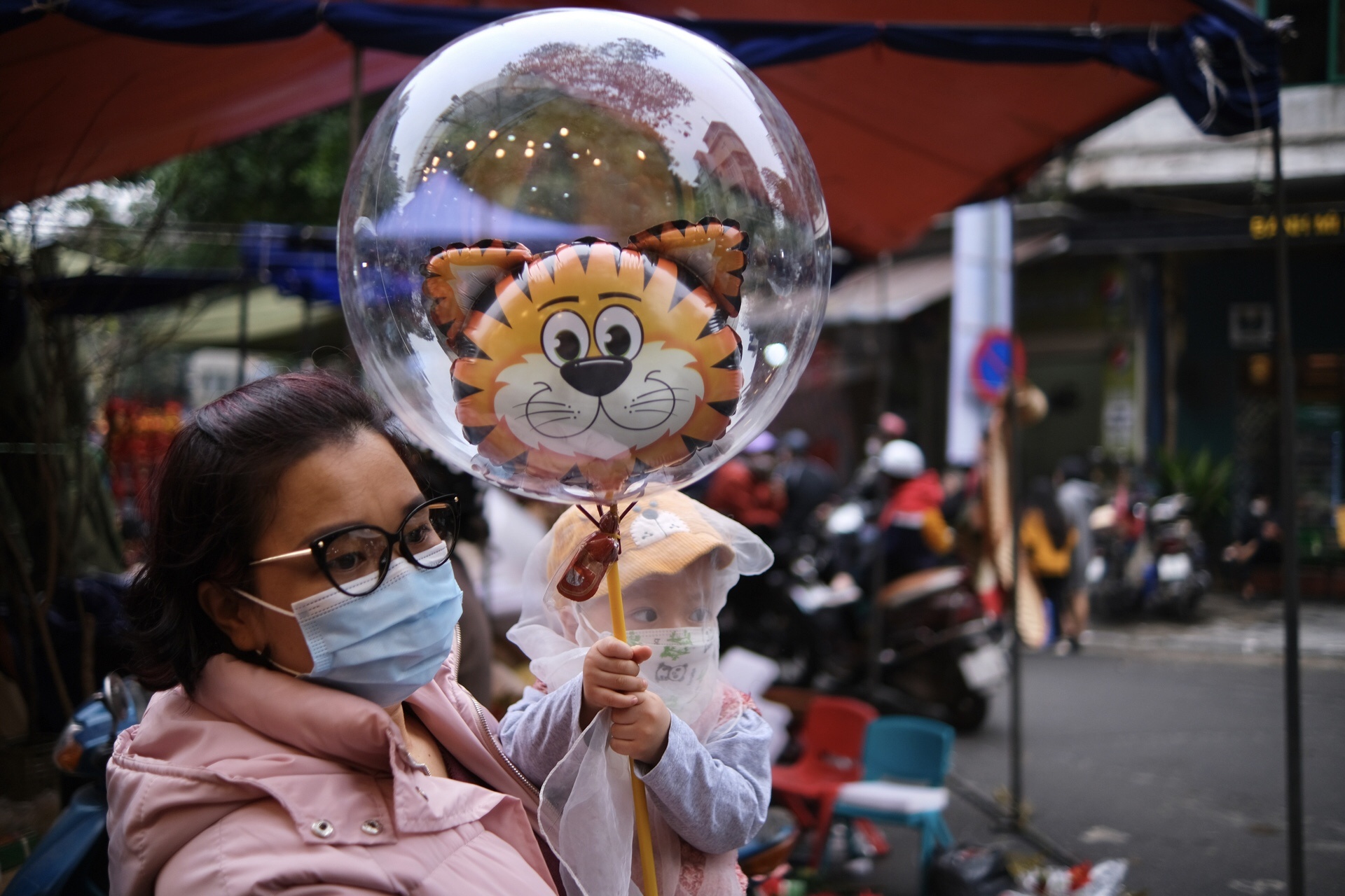 Hang Ma tap nap nguoi check-in,  mua sam Tet anh 9