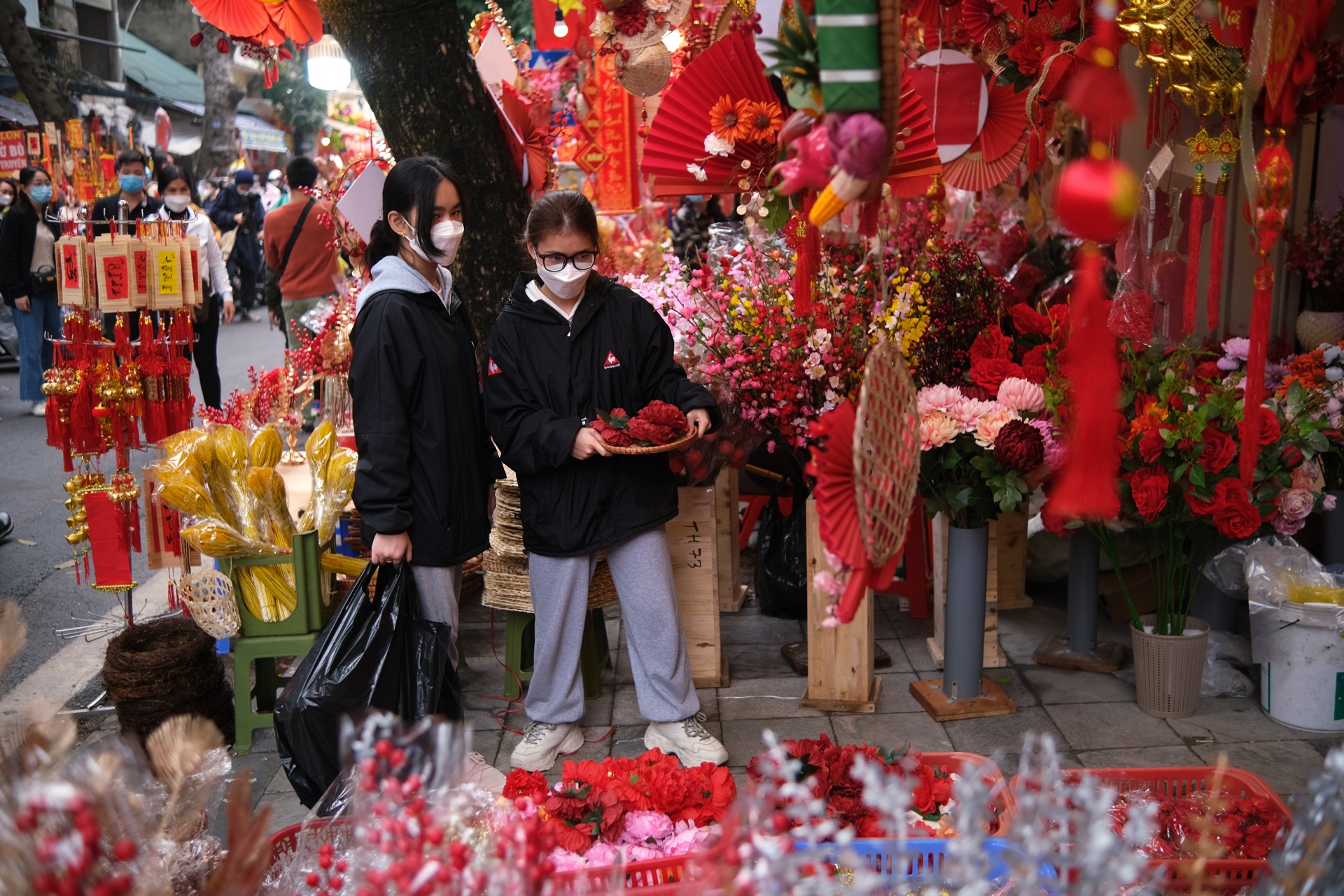 Hang Ma tap nap nguoi check-in,  mua sam Tet anh 10