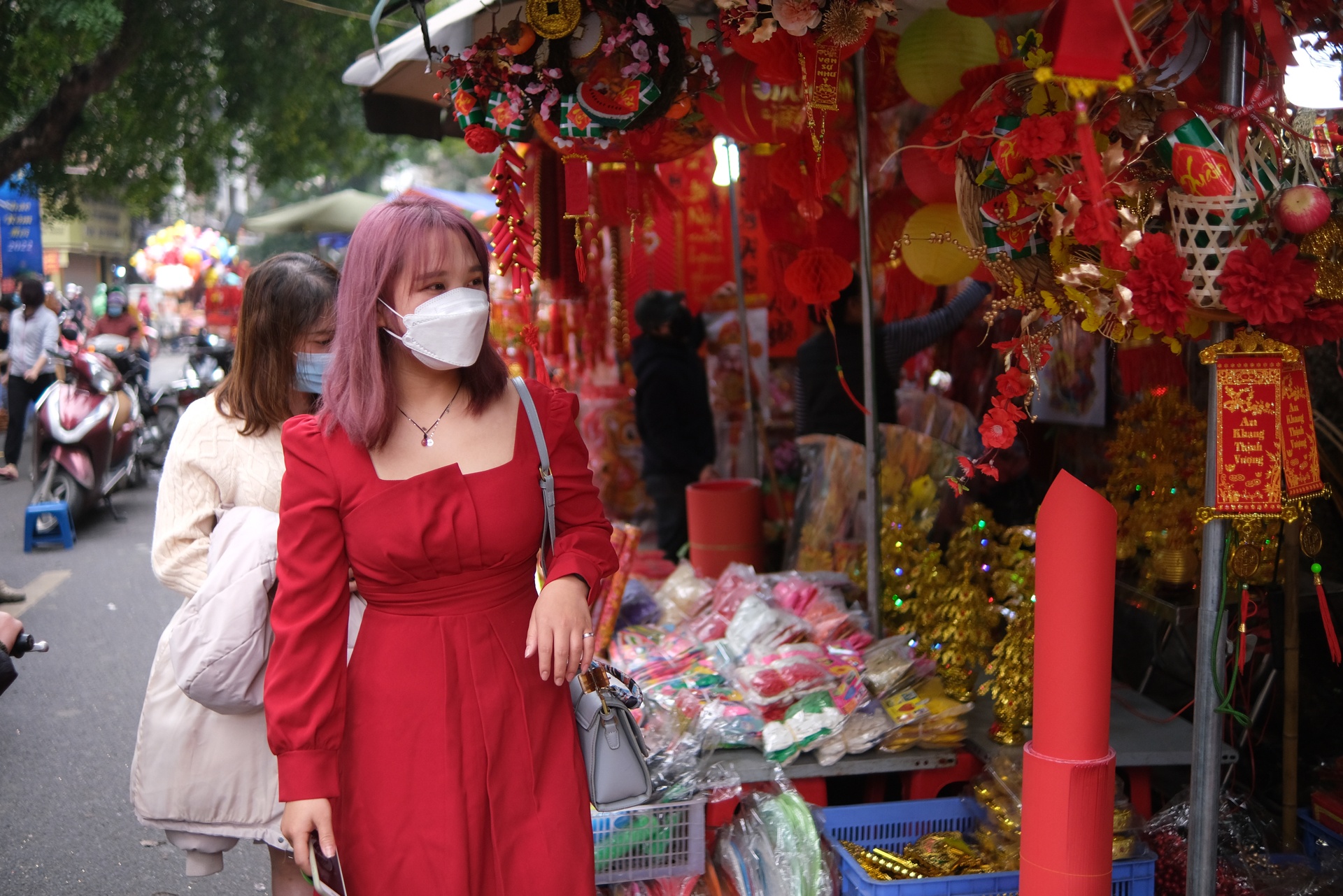 Hang Ma tap nap nguoi check-in,  mua sam Tet anh 5