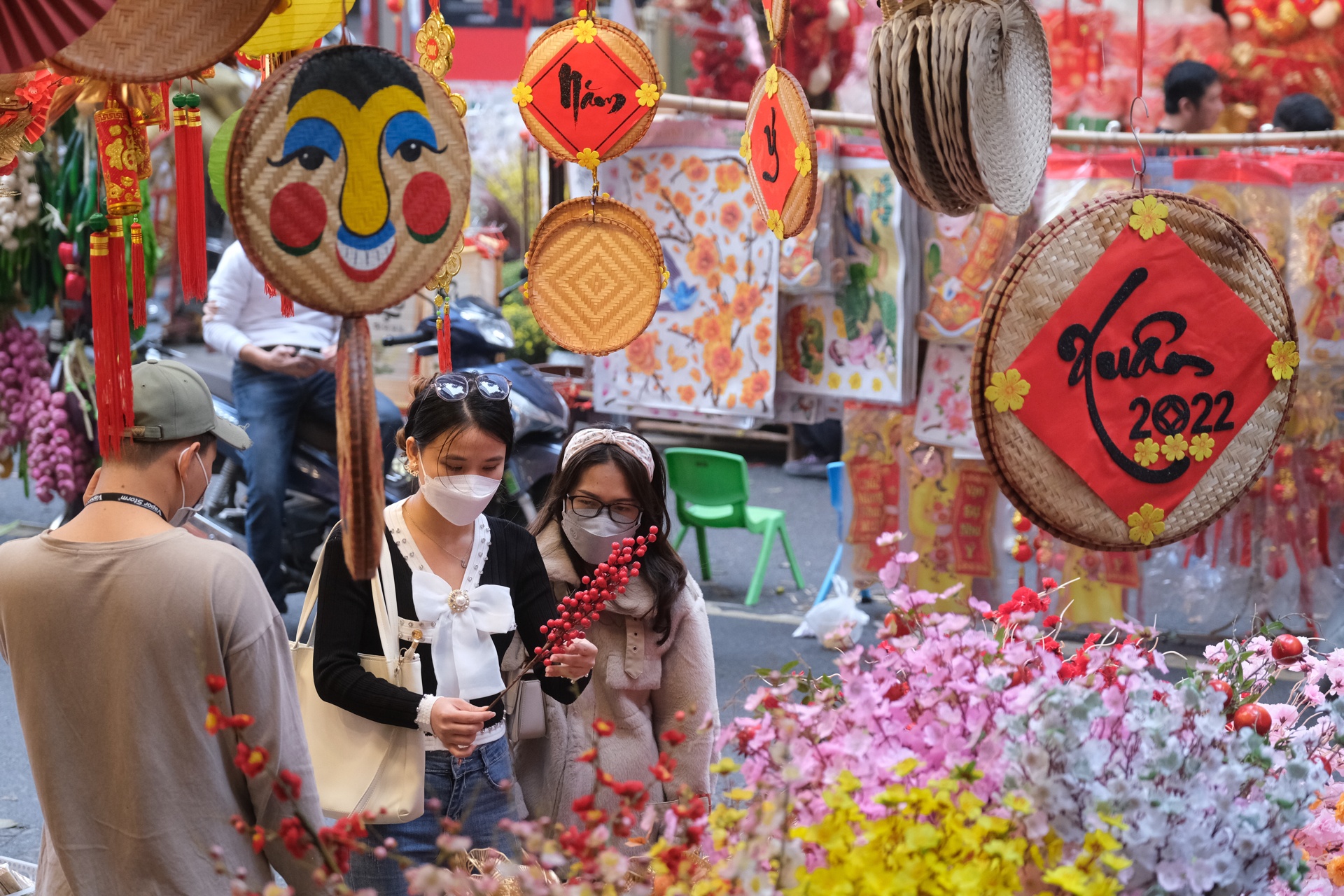 Hang Ma tap nap nguoi check-in,  mua sam Tet anh 1