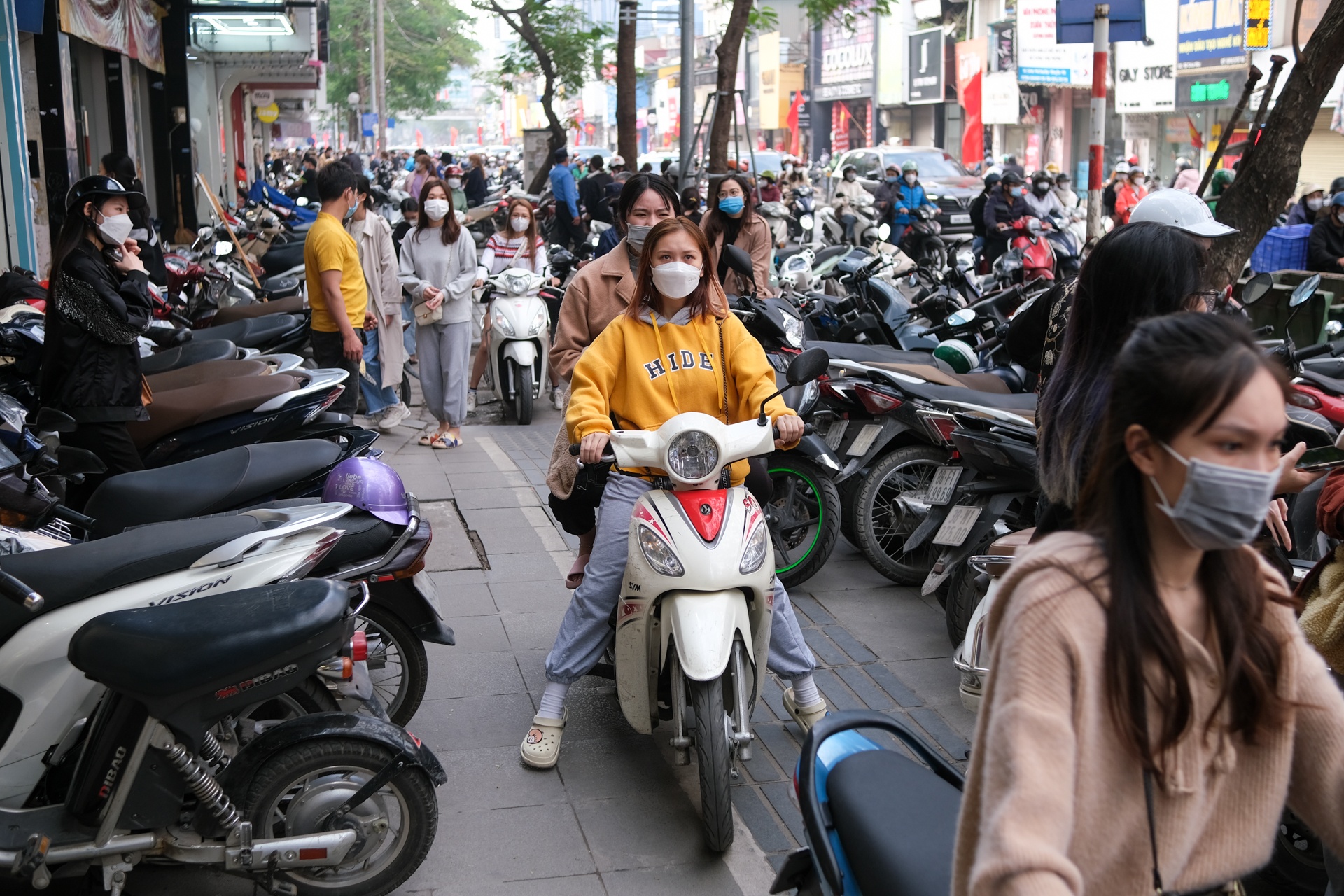 pho mua sam o Ha Noi hoi sinh dip cuoi nam anh 2