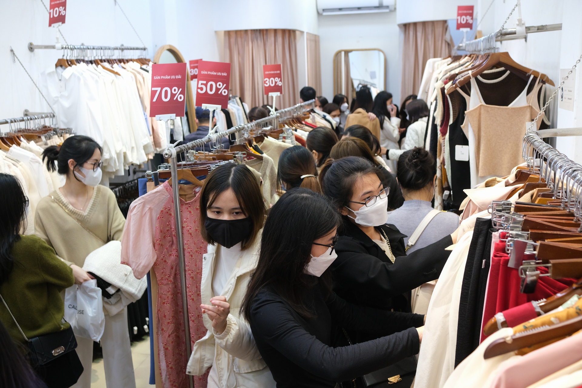 pho mua sam o Ha Noi hoi sinh dip cuoi nam anh 4