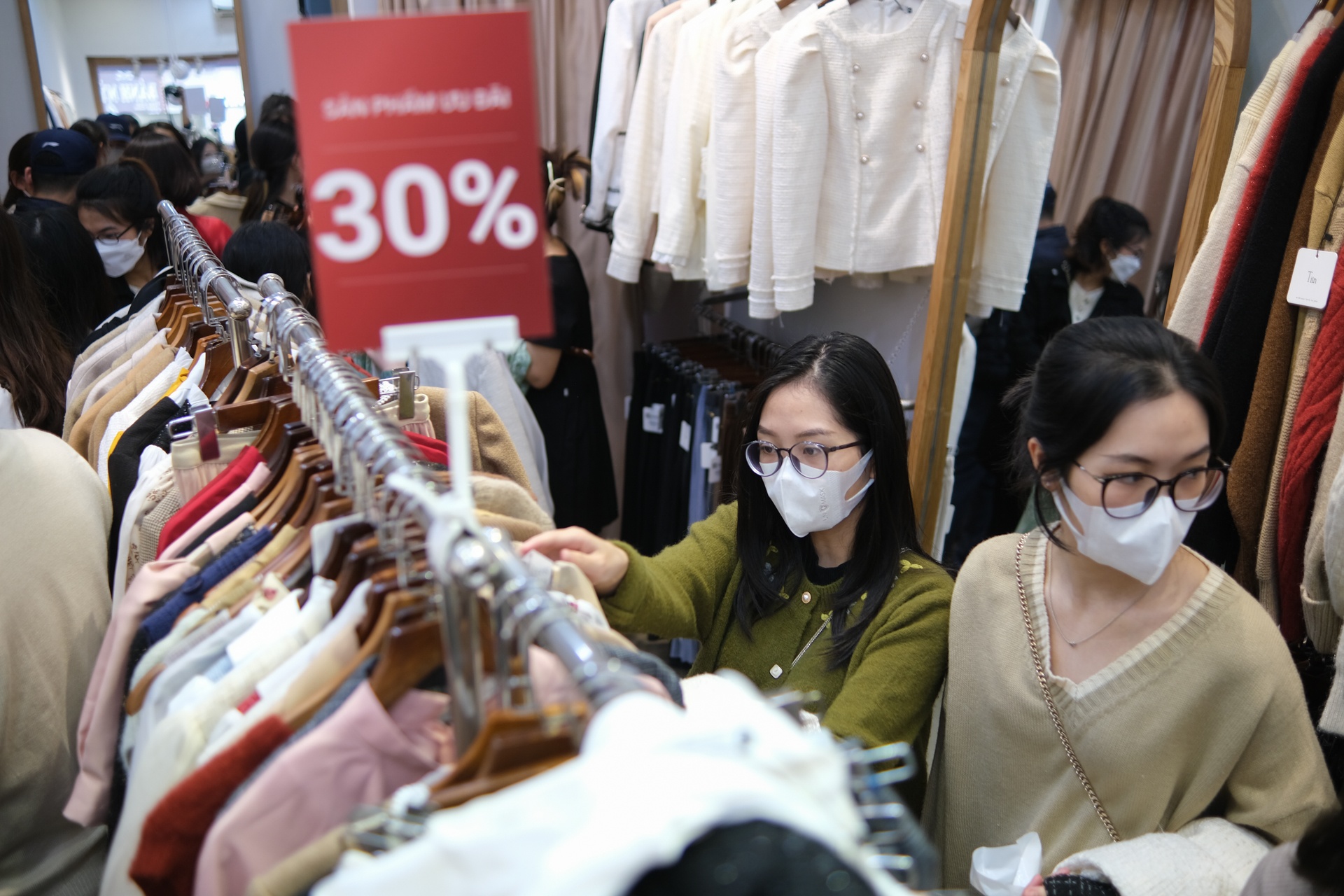 pho mua sam o Ha Noi hoi sinh dip cuoi nam anh 5