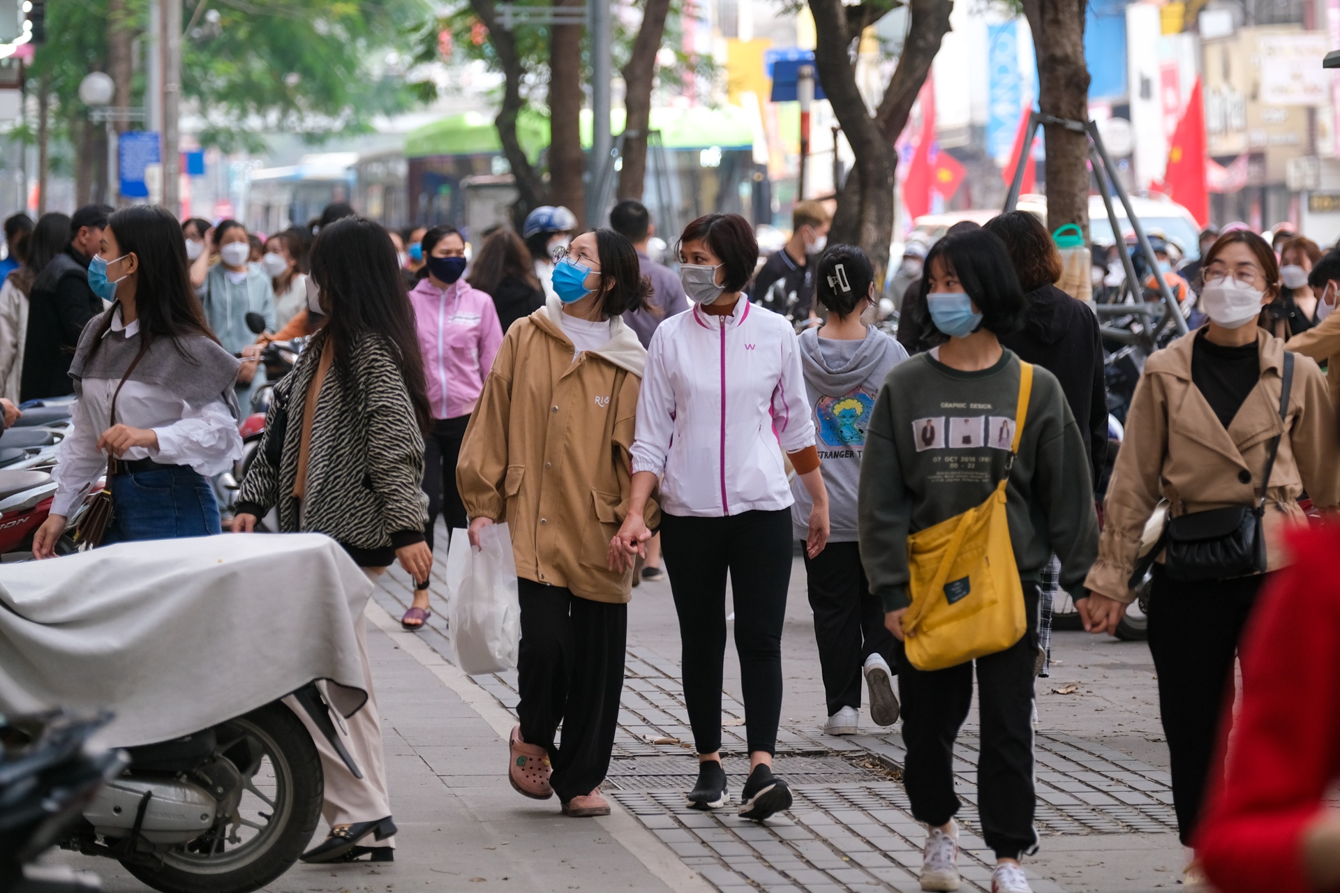 pho mua sam o Ha Noi hoi sinh dip cuoi nam anh 1