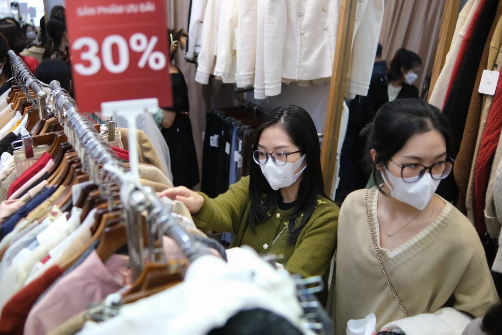 Pho mua sam o Ha Noi hoi sinh dip cuoi nam hinh anh