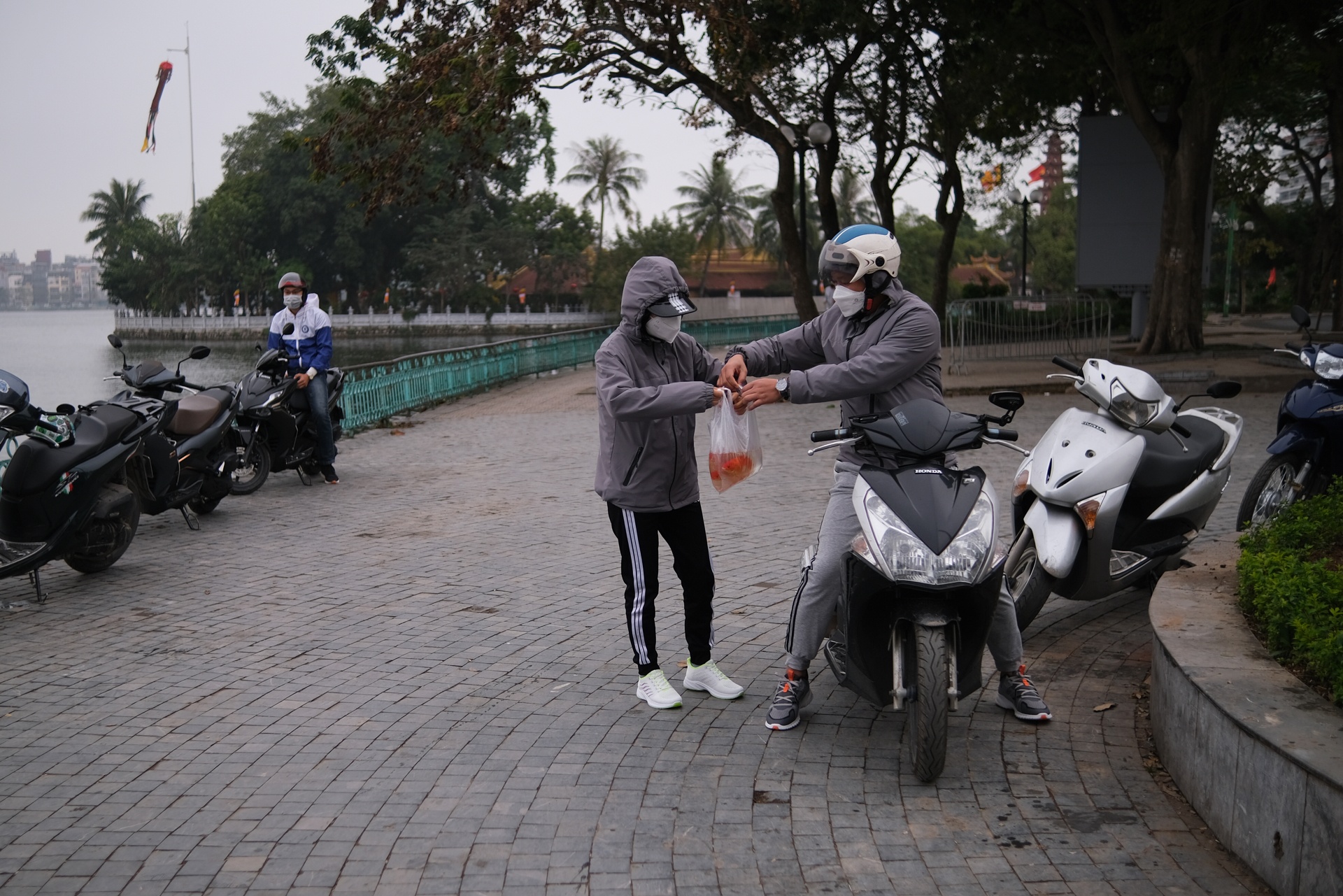 tha ca tien ong Tao truoc gio di lam anh 6