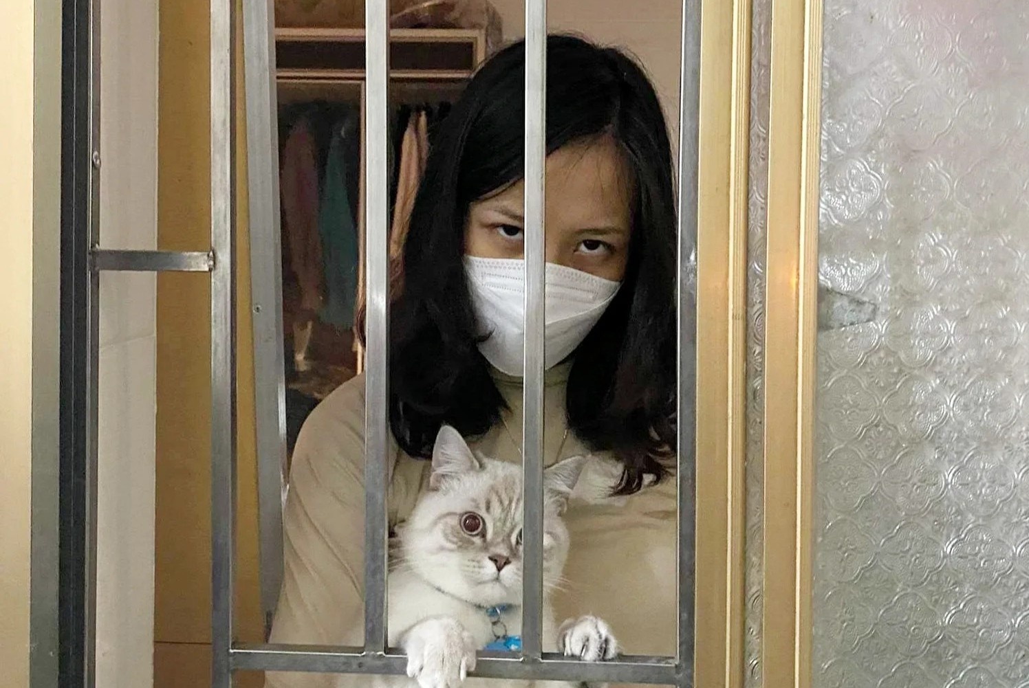 Tro treu khi la nguoi duy nhat khong mac Covid-19 trong nha hinh anh